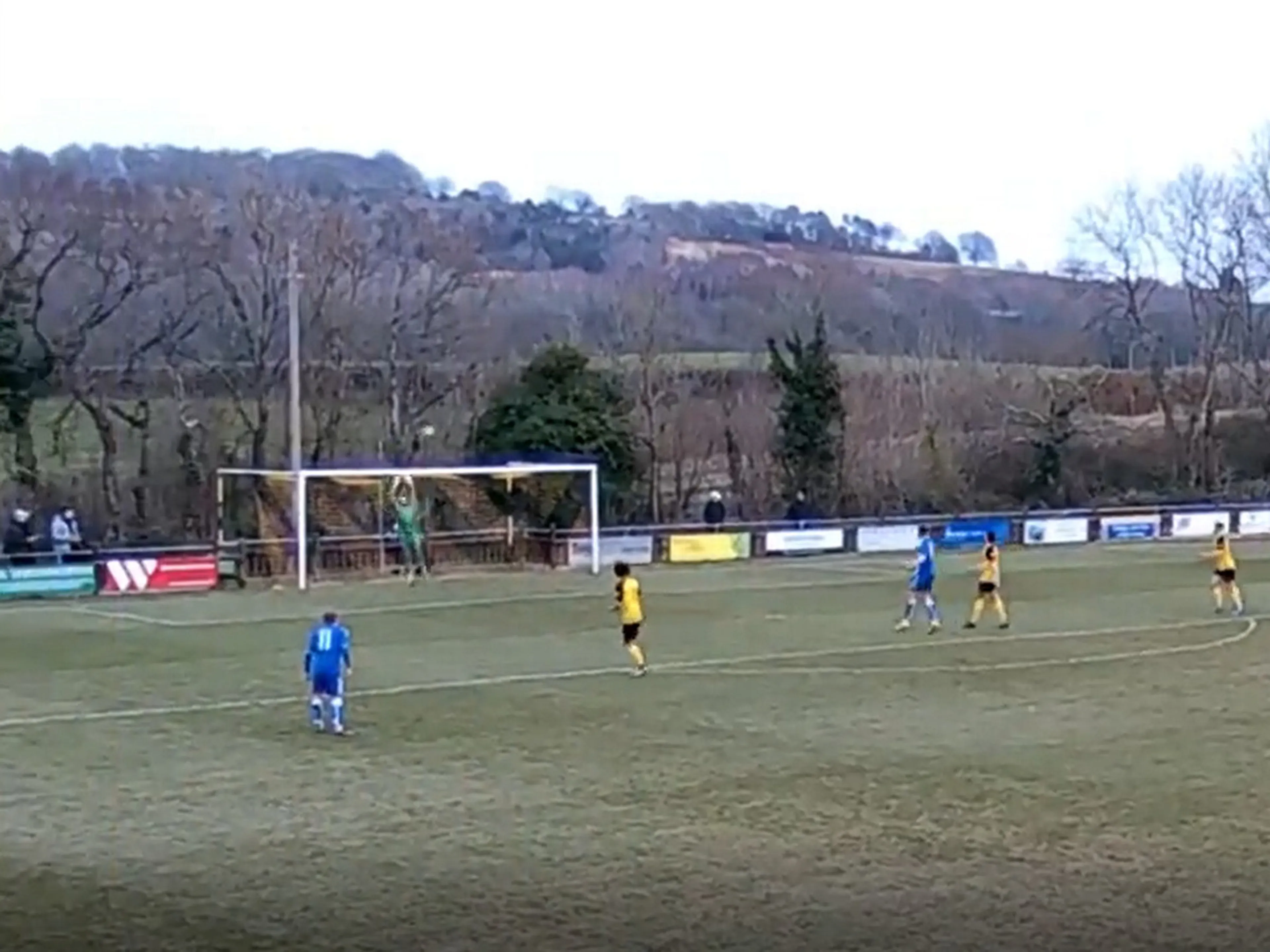 Copertina di Dai dilettanti inglesi un pazzesco goal al volo da 50 metri che profuma di Puskas Award… (VIDEO)