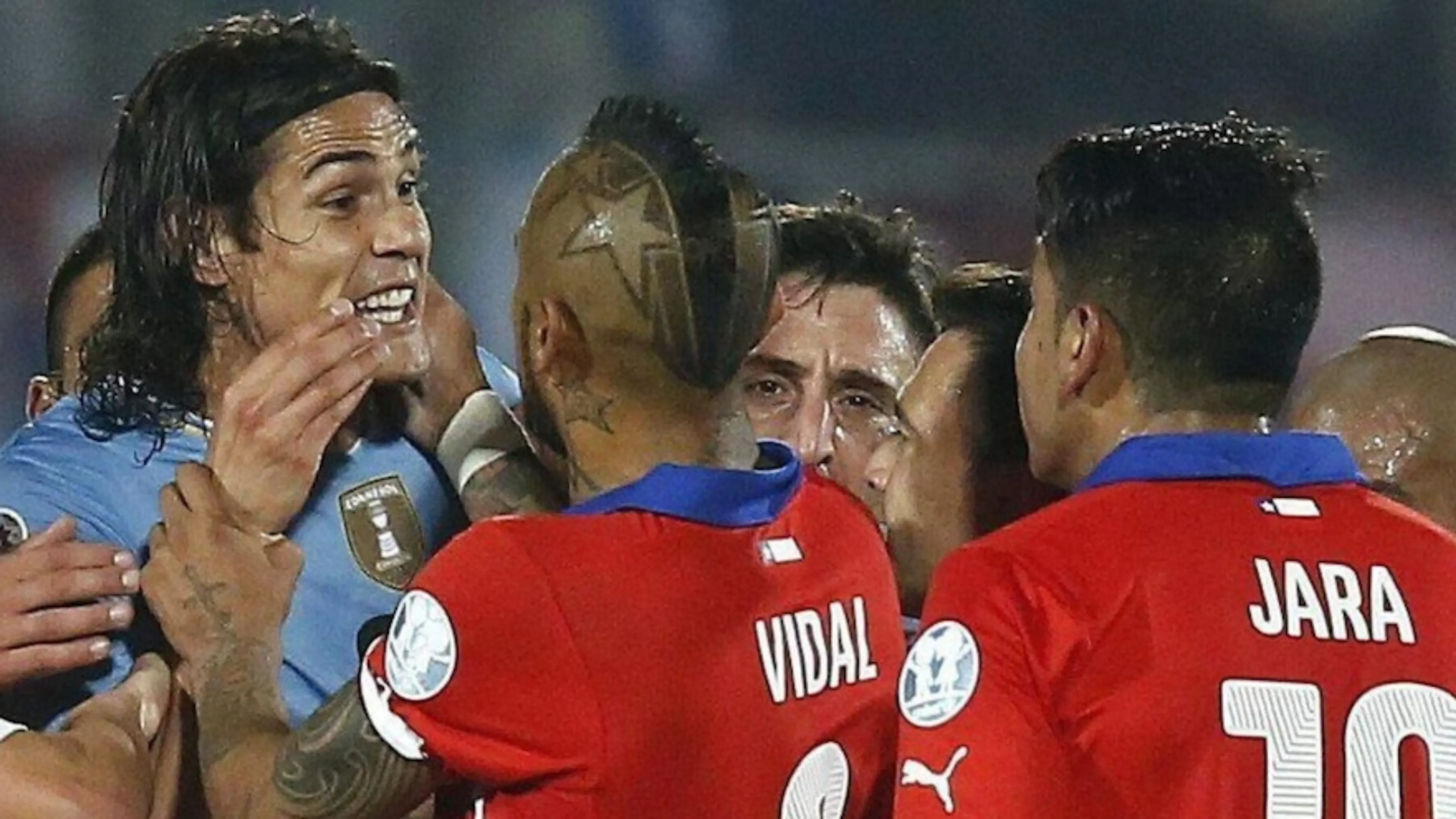 Infilò un dito nel sedere a Cavani, ora ne fa uno spot: la genialata di Jara