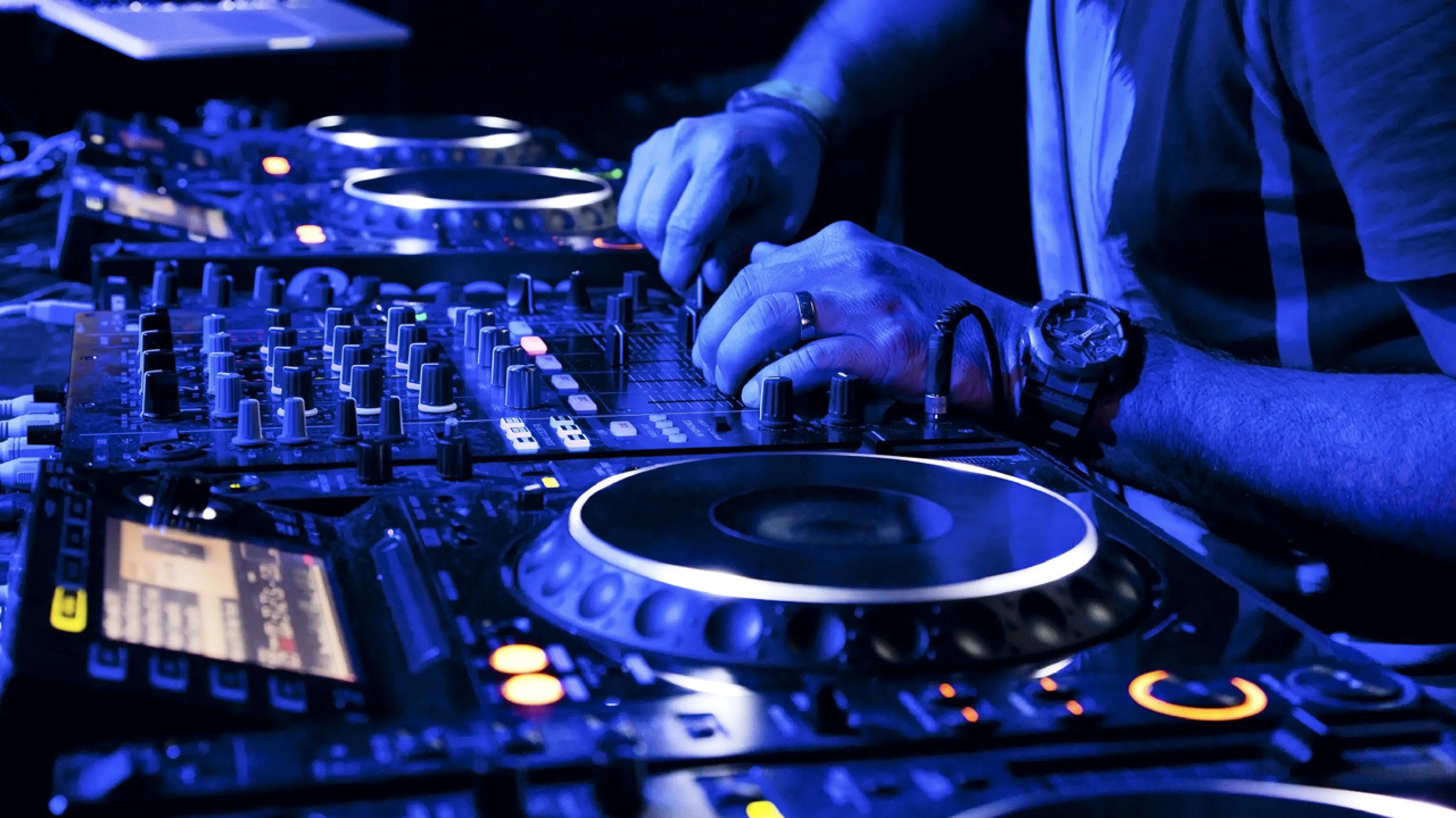 Copertina di Brasile, partite a porte chiuse: dj chiamati a sostituire la folla