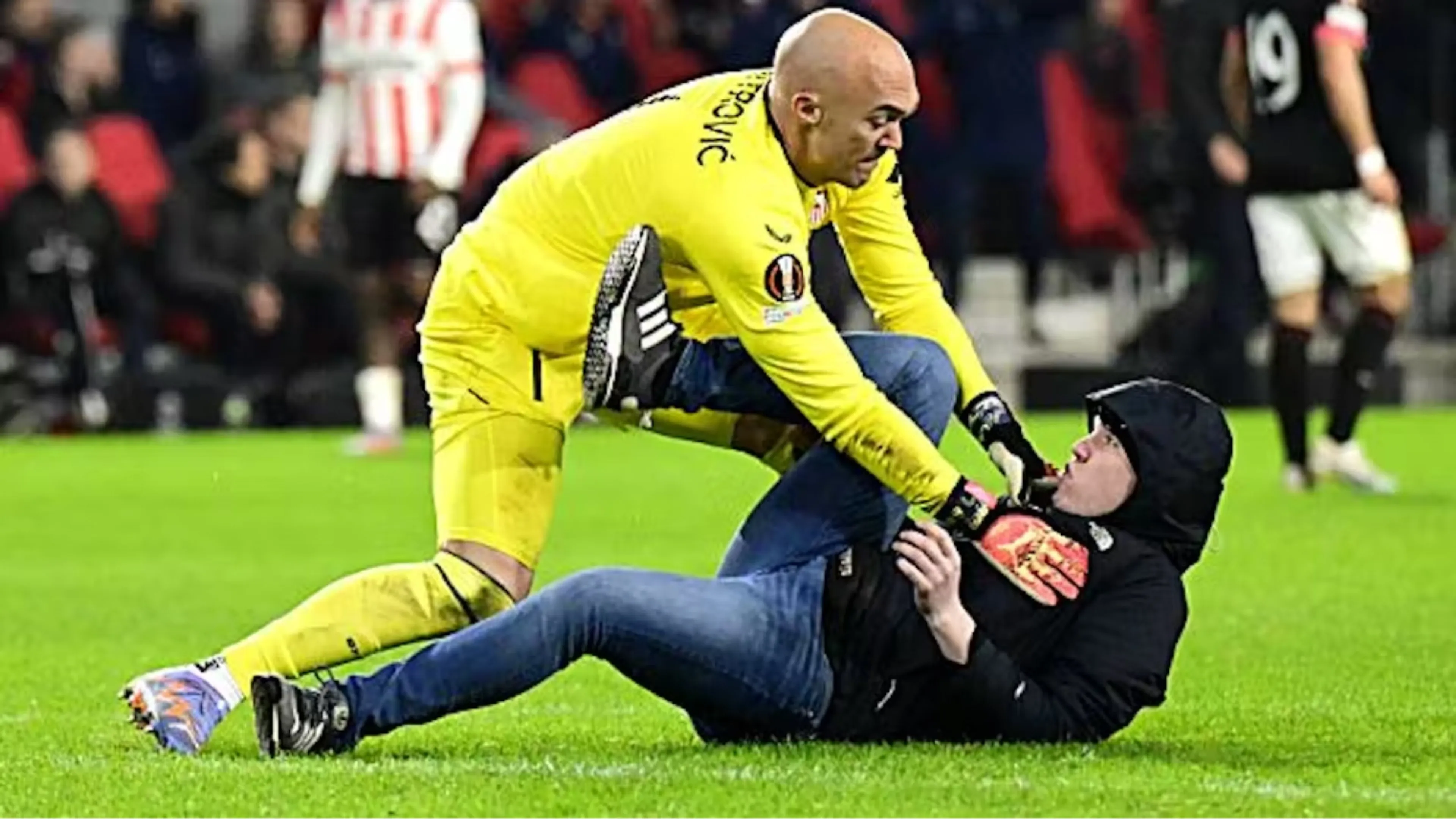 Copertina di Tifoso invade il campo e aggredisce Dmitrovic del Siviglia: il portiere lo immobilizza (VIDEO)