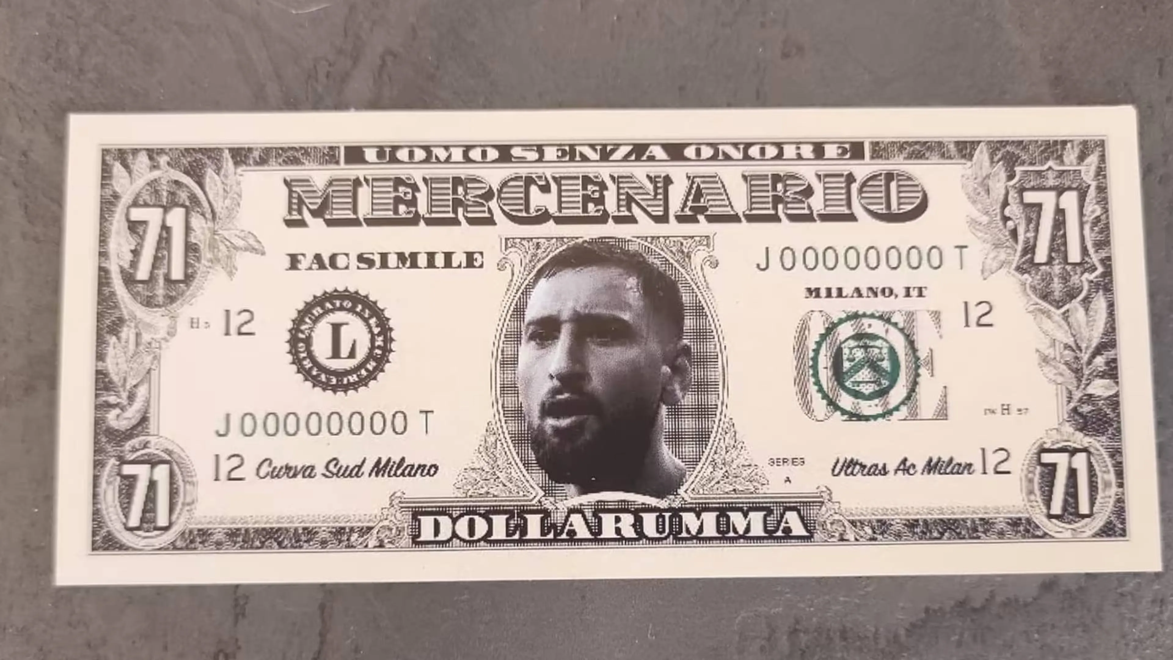 Copertina di Clamoroso, al via il business dei "dollarumma". Partita la vendita online