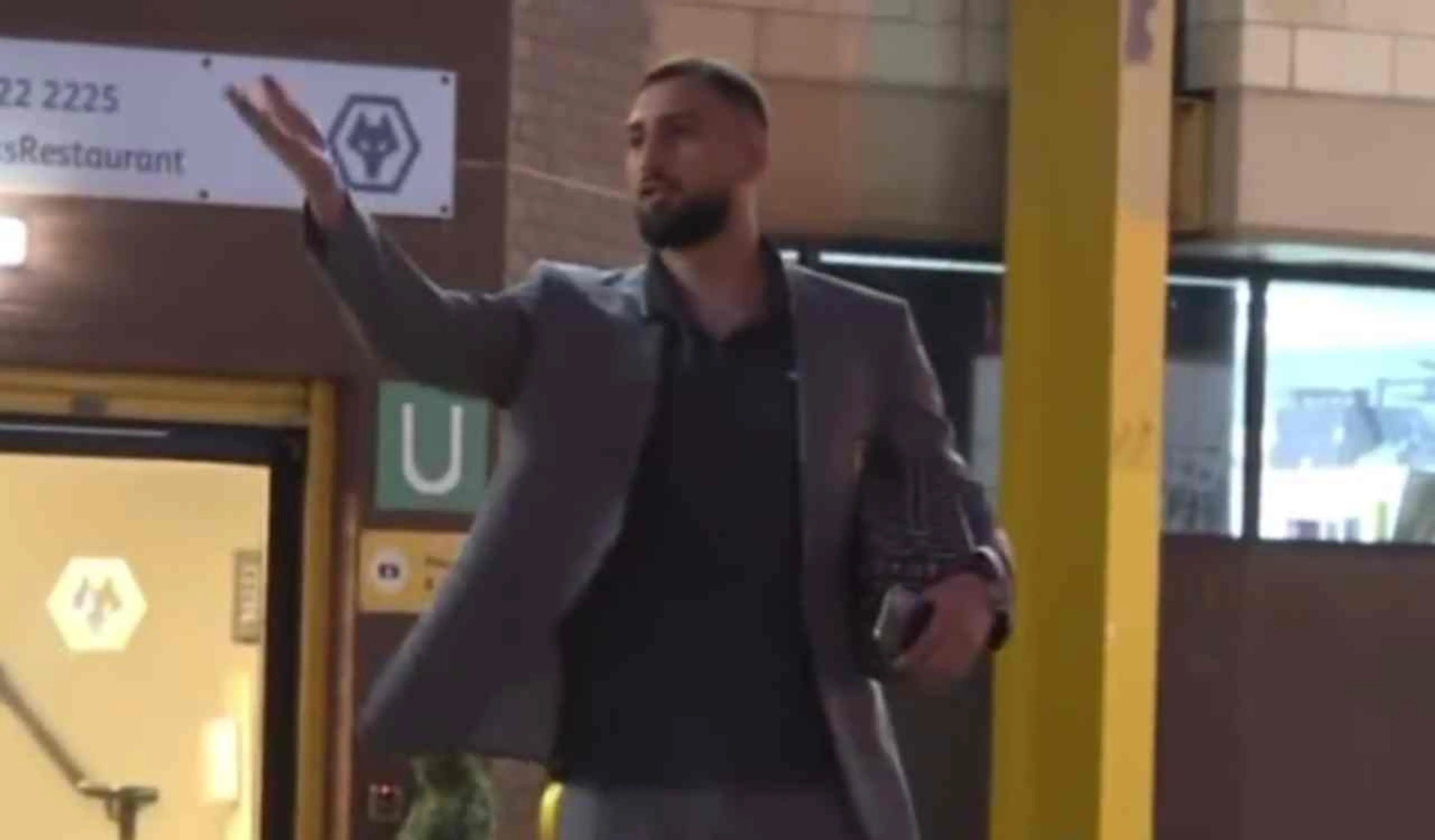 Copertina di Donnarumma, faccia a faccia con un tifoso dopo qualche insulto di troppo (VIDEO)