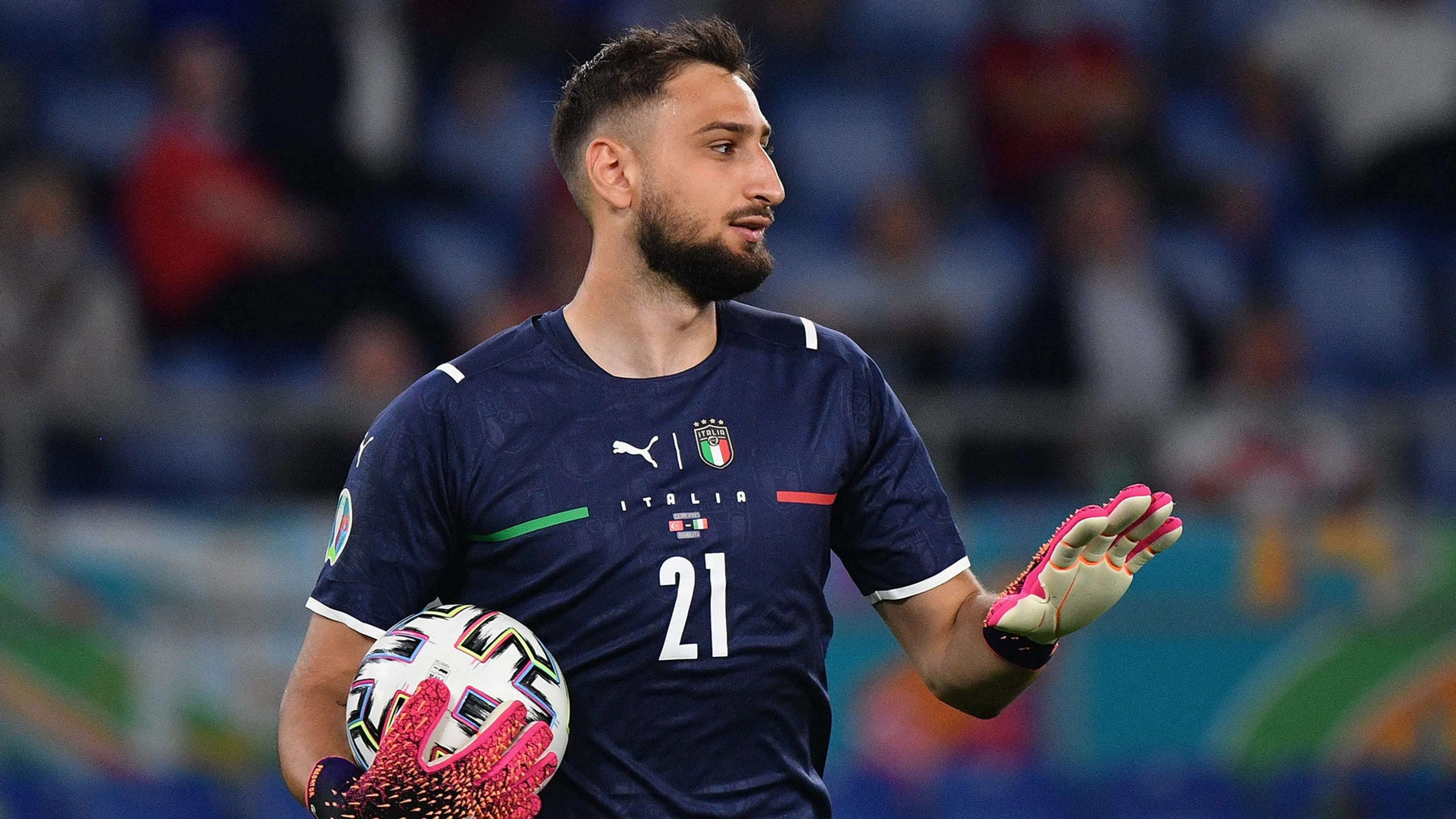 Copertina di Donnarumma, ancora polemiche dalla Francia: “È troppo alto”