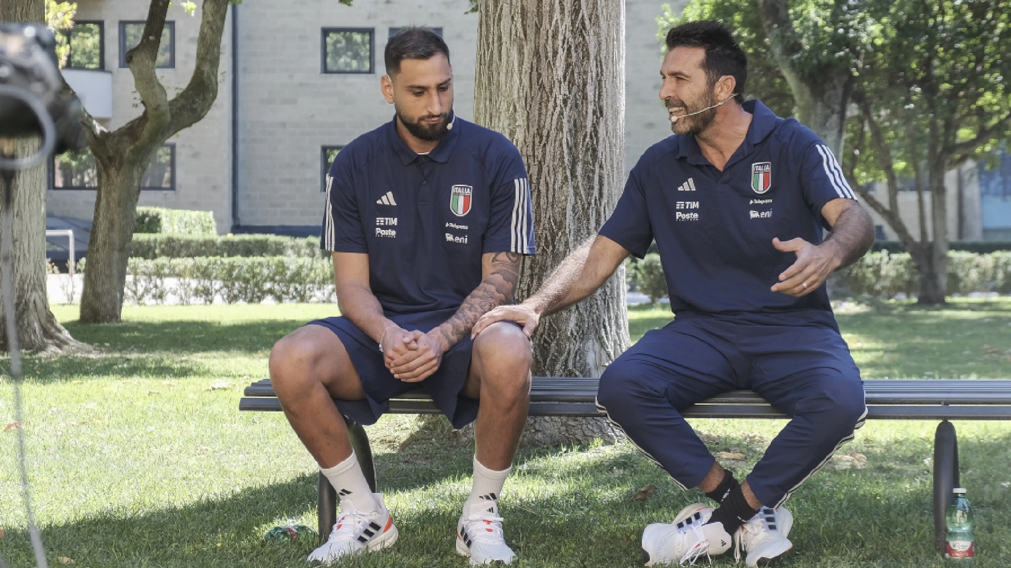 Copertina di Buffon, che elogio a Donnarumma: "È il portiere più forte del mondo"