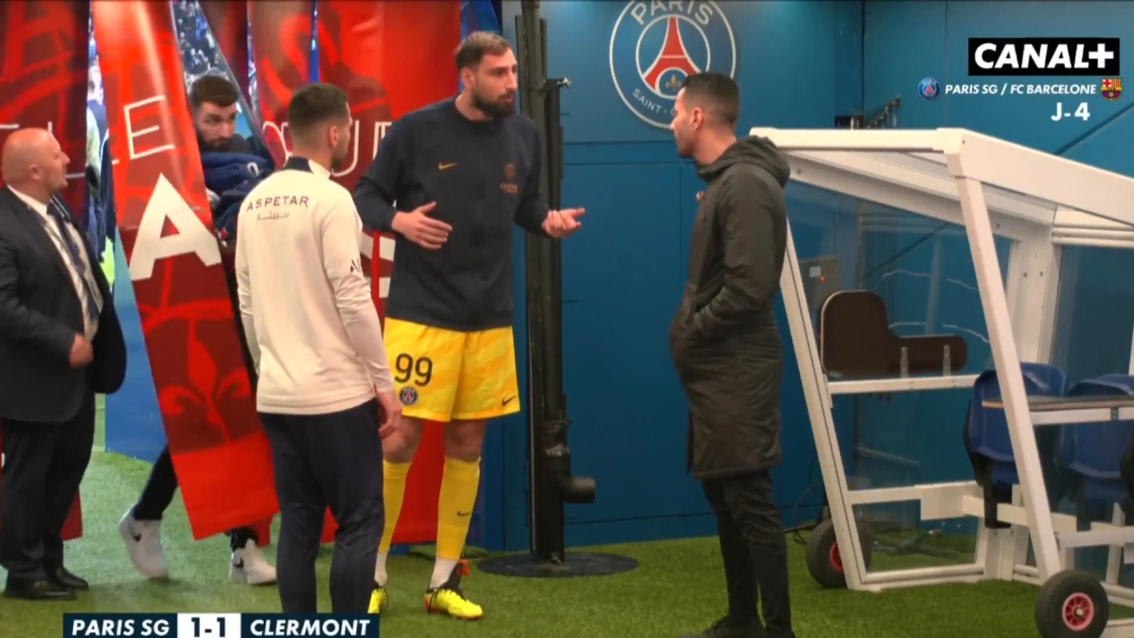 Copertina di Donnarumma è una furia col 4° uomo: "Grave quello che dici" (VIDEO)