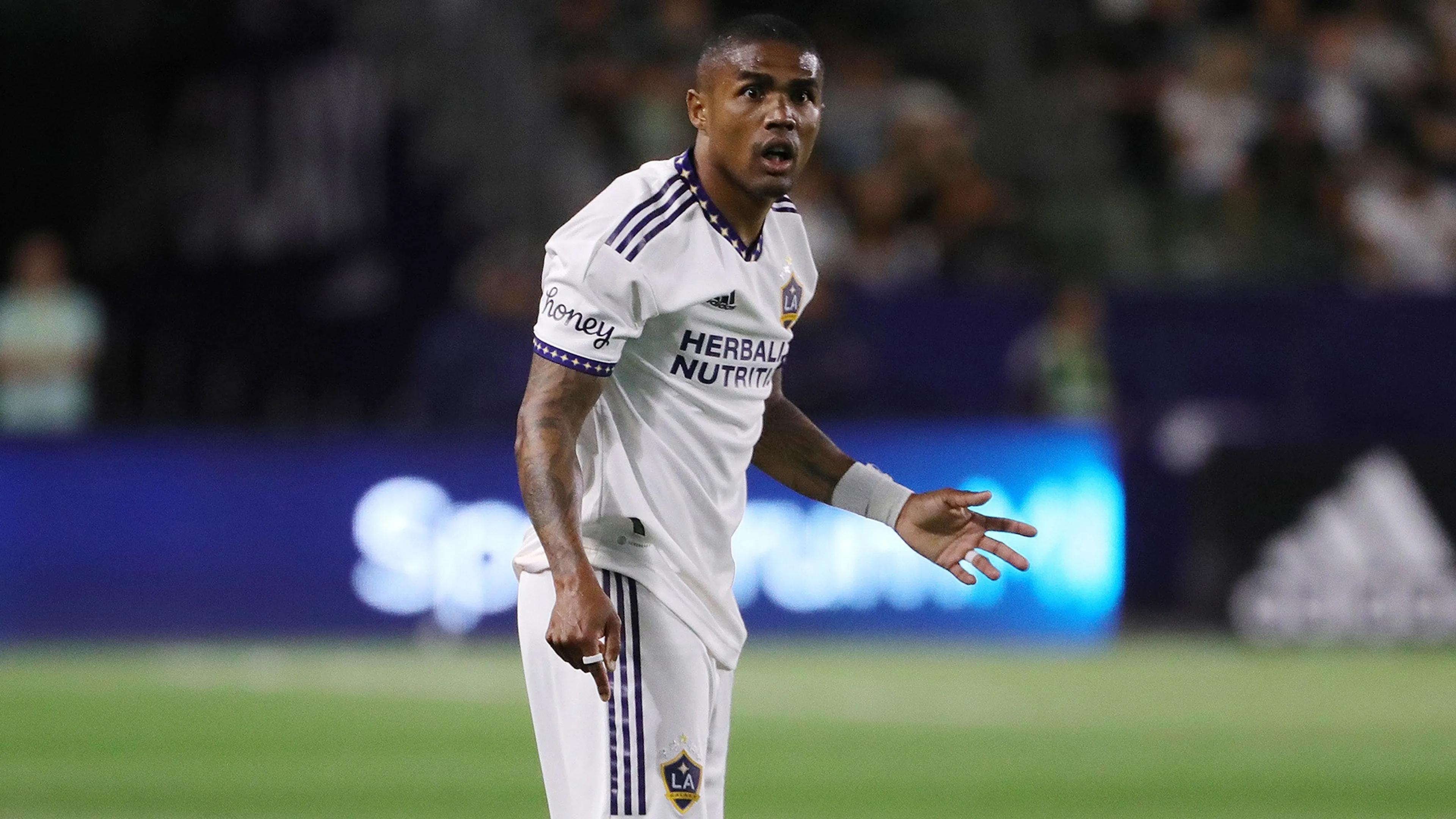Copertina di La furia di Douglas Costa si abbatte sulla MLS: rissa e due giocatori a terra (VIDEO)