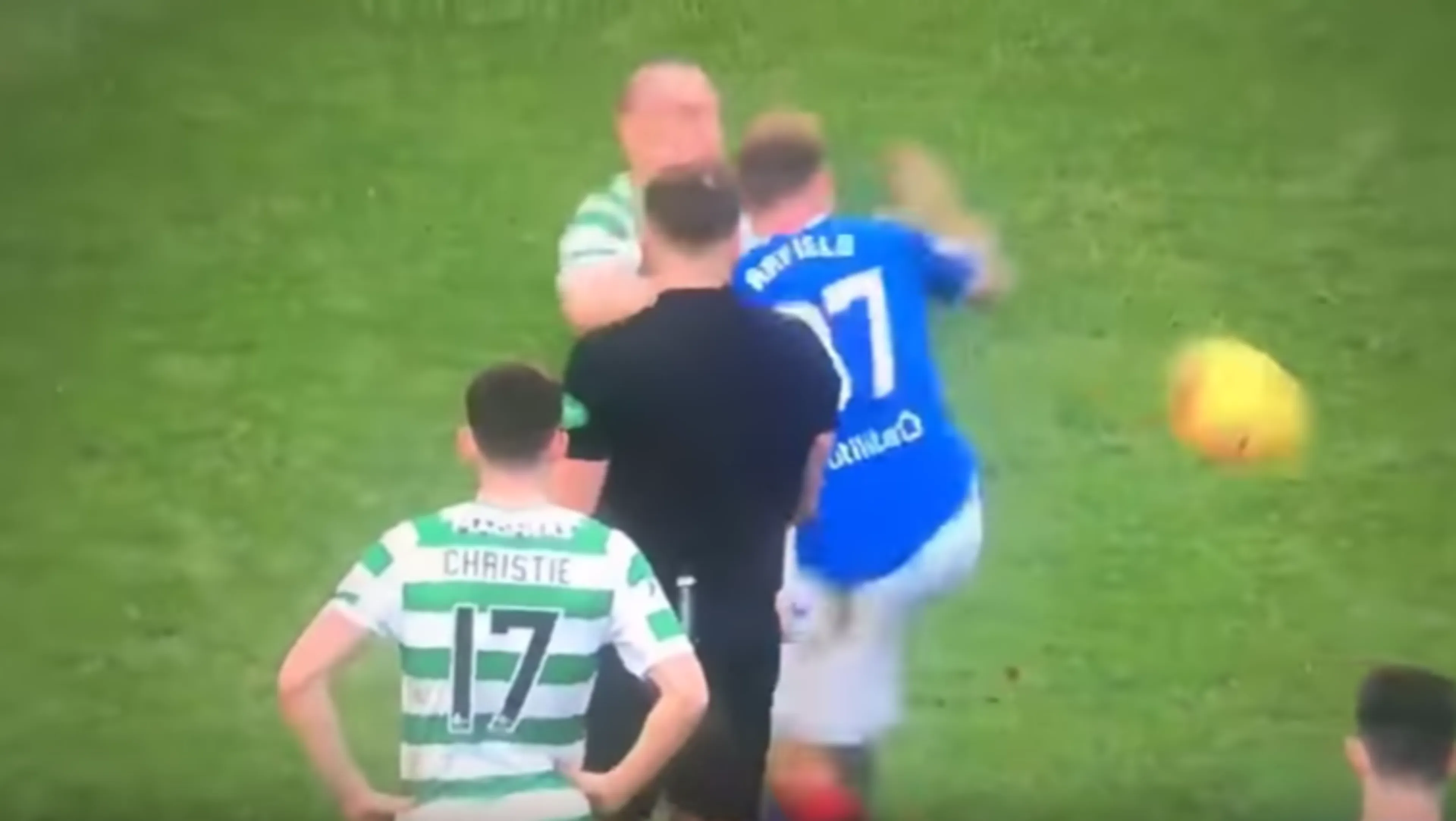 Copertina di Ecco come si decide una palla a due in Rangers-Celtic (VIDEO)