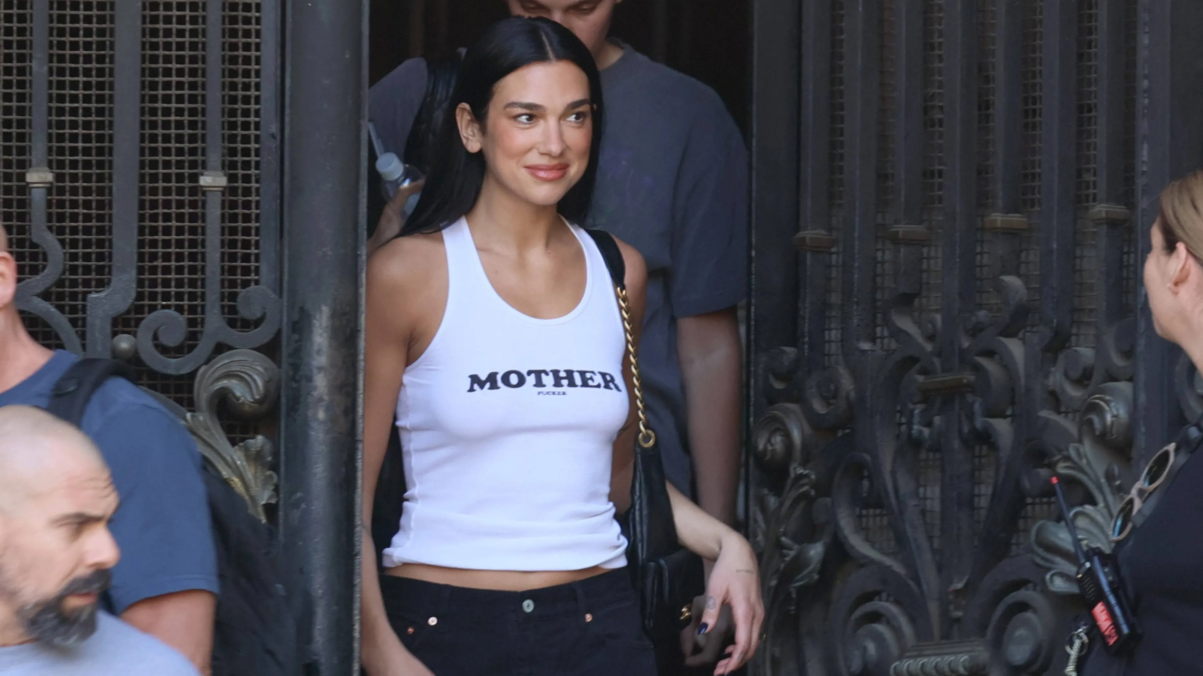 Il big match passa in secondo piano: tifosi distratti da Dua Lipa in tribuna (FOTO)