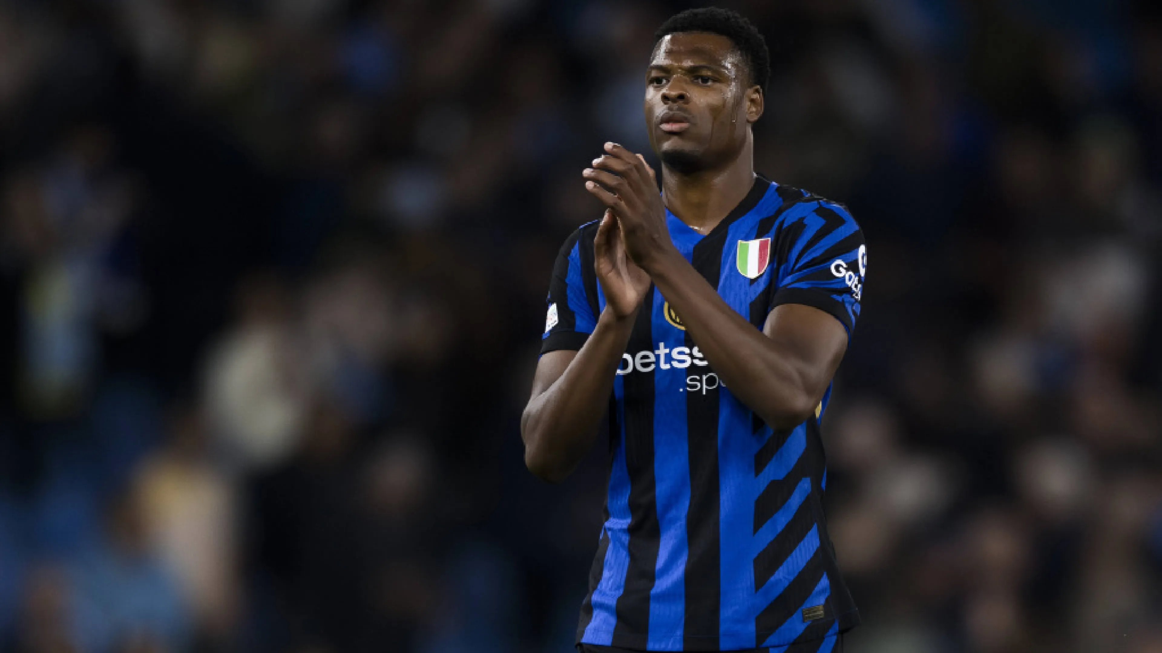 Copertina di Una maglia per due: Dumfries sfida Darmian: titolare con l’Olanda, ma rincalzo all’Inter