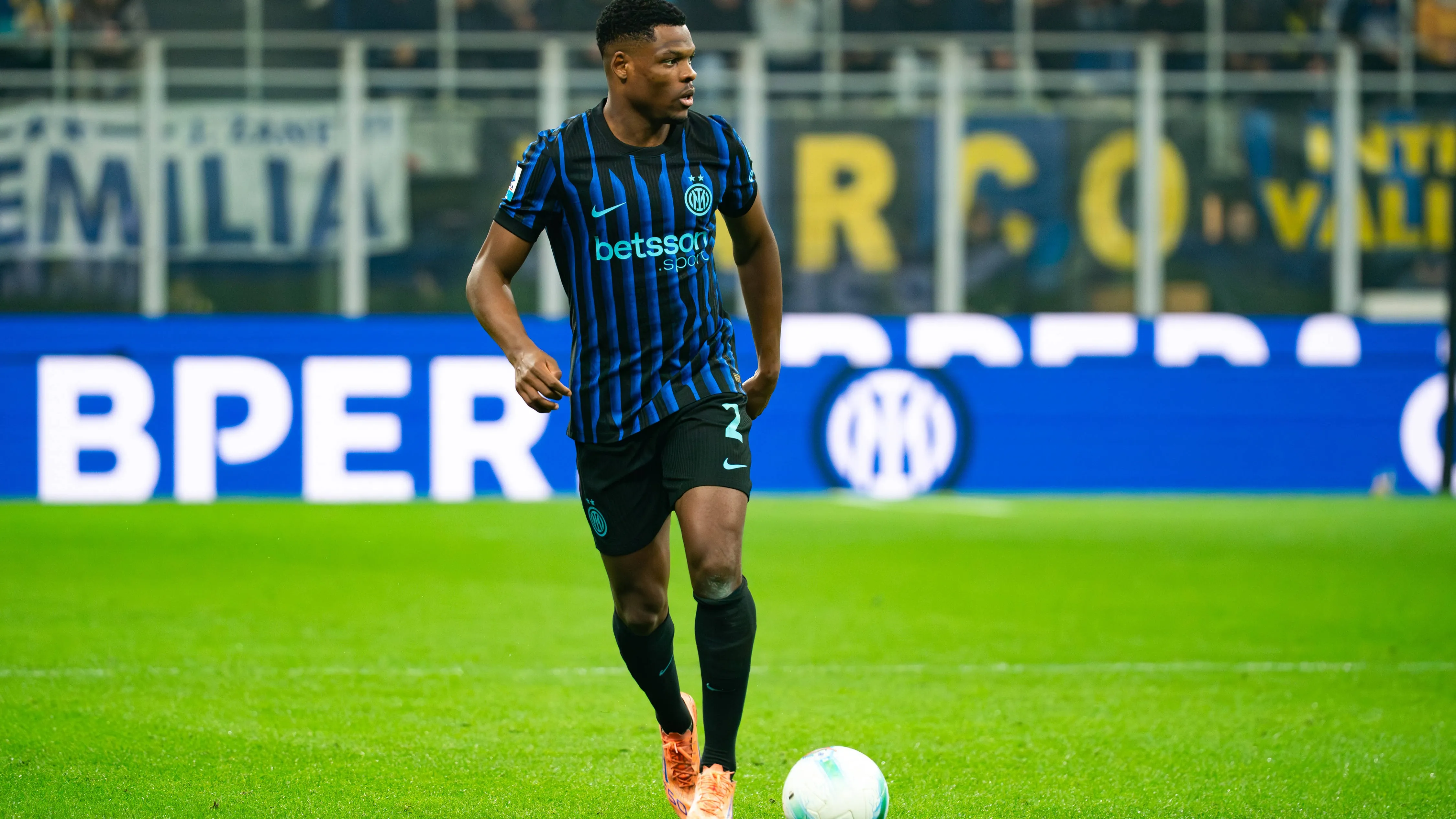 dumfries con la maglia dell'inter