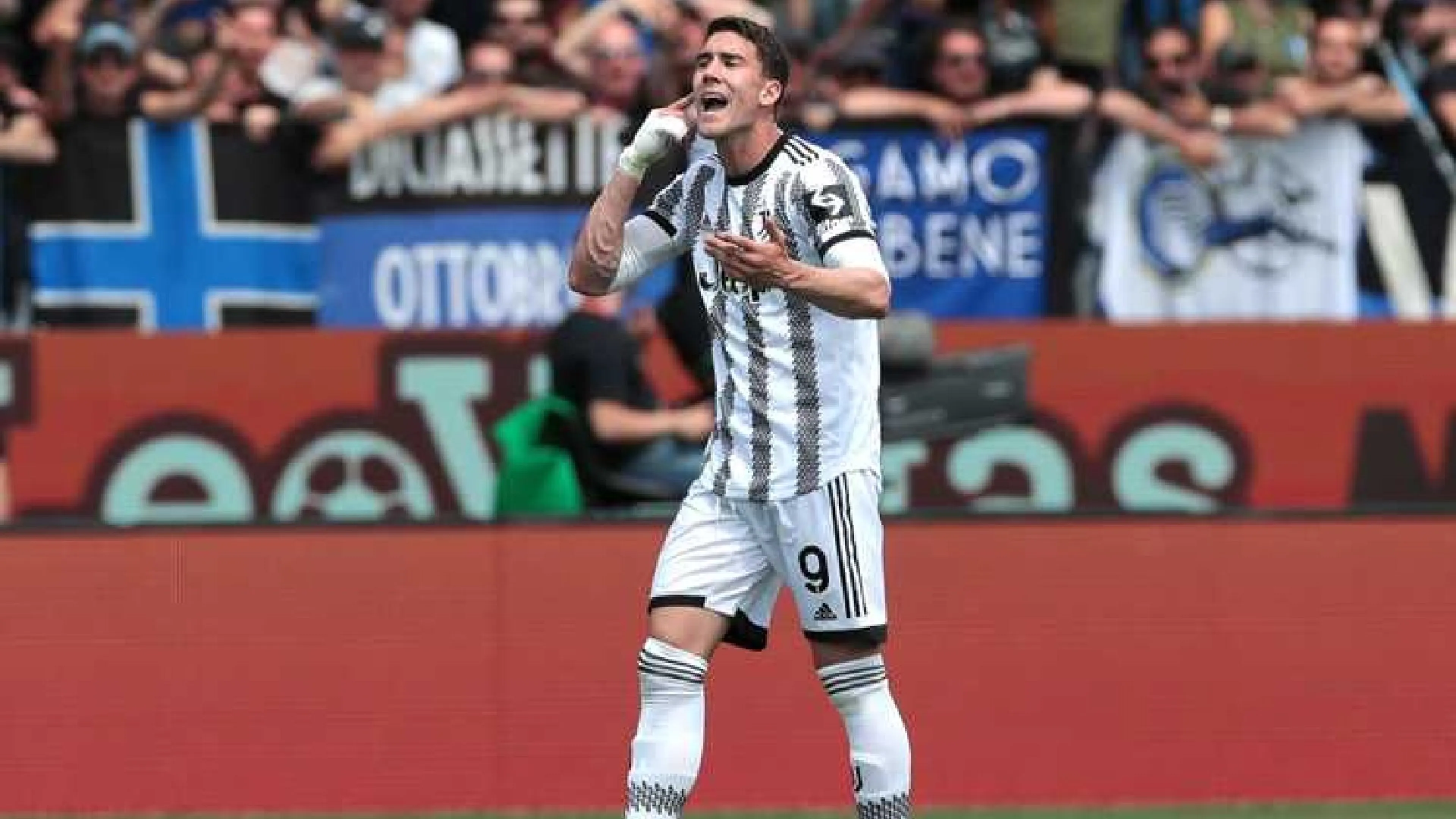 Copertina di Cori razzisti a Vlahovic durante Atalanta-Juve, il serbo è una furia contro l'arbitro Doveri