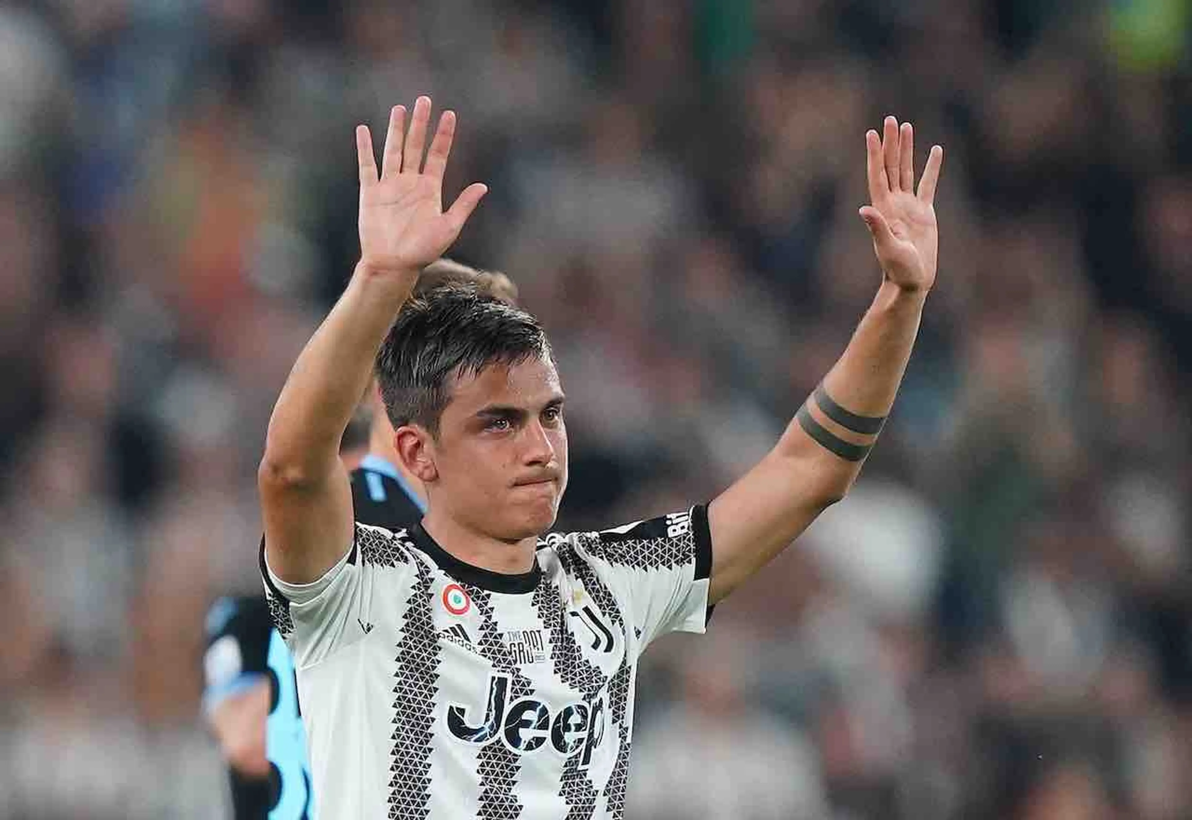 Copertina di La reazione di Dybala alle suppliche dei tifosi della Juve: “Non andare all’Inter” (VIDEO)