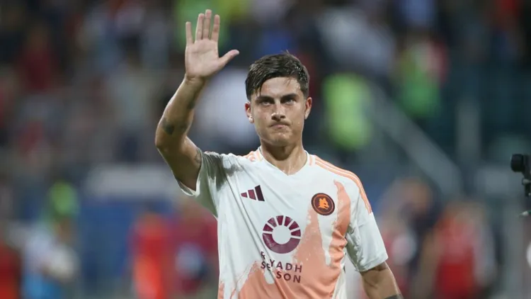 /images/d/y/b/dybala-cagliari-roma-saluto-tifosi.jpg