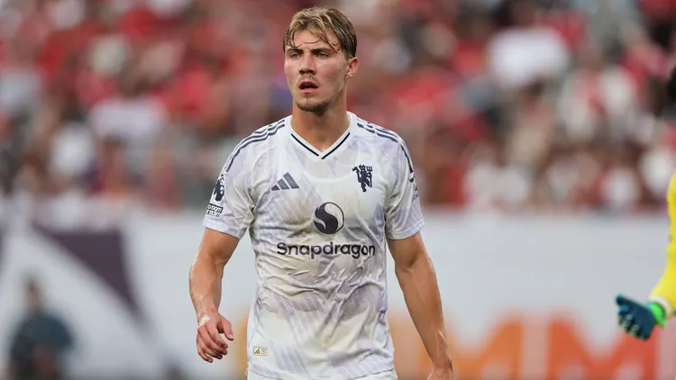 /images/e/a/s/east-rutherford-nj-july-26-manchester-united-manu-forward-rasmus-hojlund-9-looks-on-during-a-match-between-manchester-united-and-west-ham-united-on-july-26-2025-at-metlife-stadium-in-the-east-rutherford-new-jersey-photo-by-andrew-mordzynski-icon-sportswire-soccer-jul-26-premier-league-summer-series-manchester-united-vs-west-ham-united-editorial-use-only-icon2507265113340jpg_1754659319003.jpg