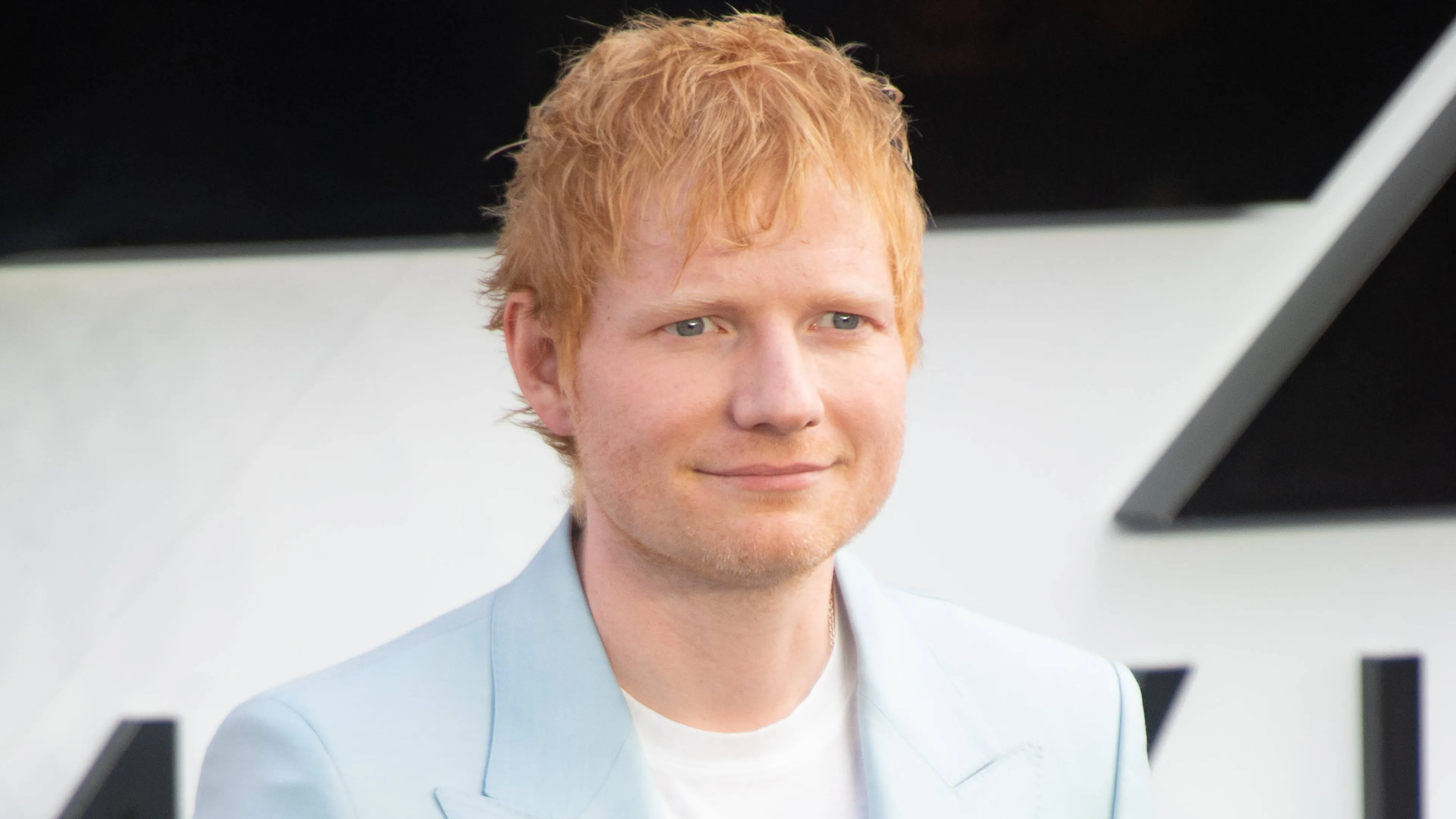 Ed Sheeran in campo: l'Ipswich Town stupisce inserendolo nella rosa per il campionato