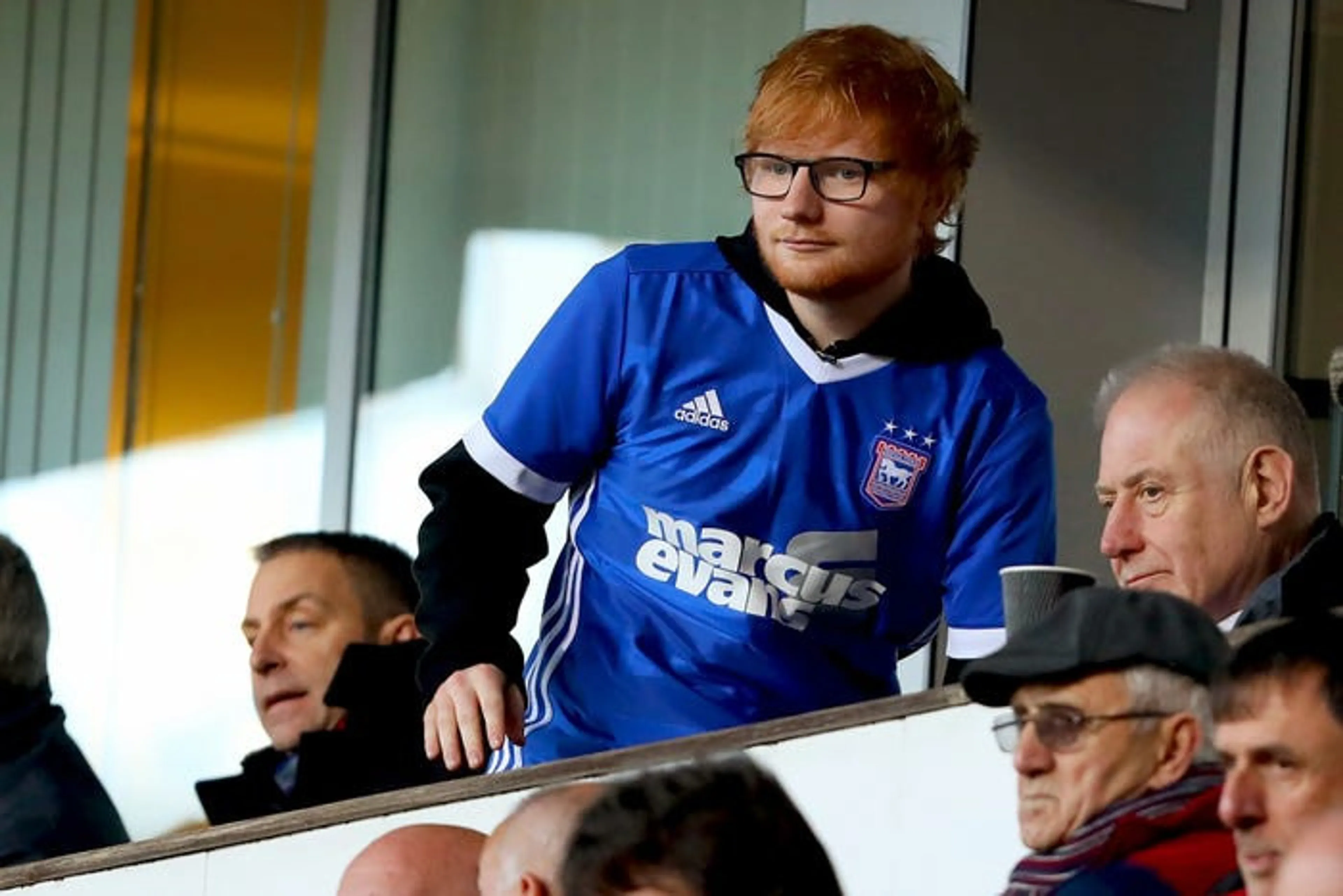 Copertina di Ed Sheeran nella lista convocati dell’Ipswich Town, avrà il numero 17
