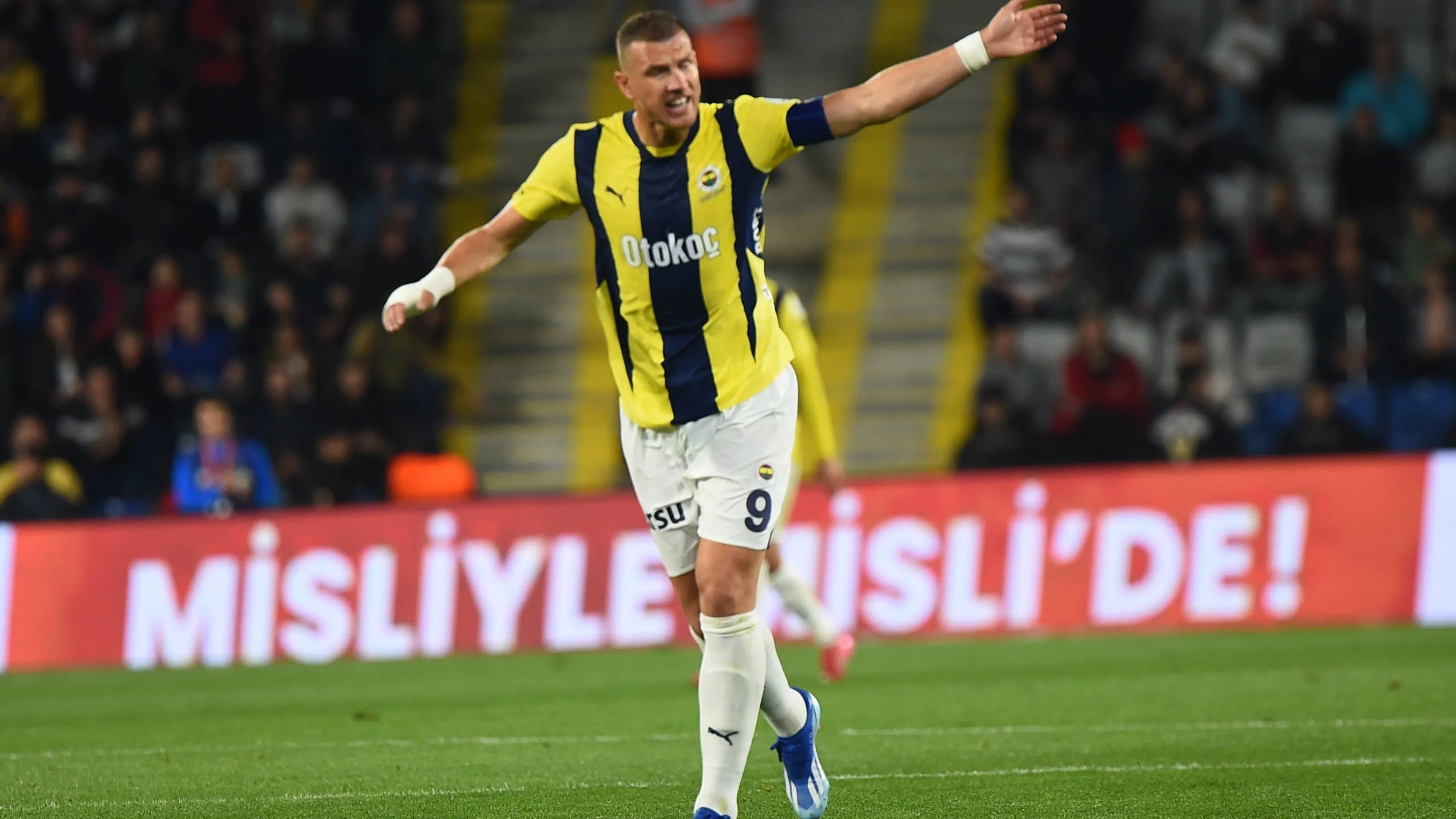 Dopo Dzeko la Fiorentina punta anche Szymanski dal Fenerbahce
