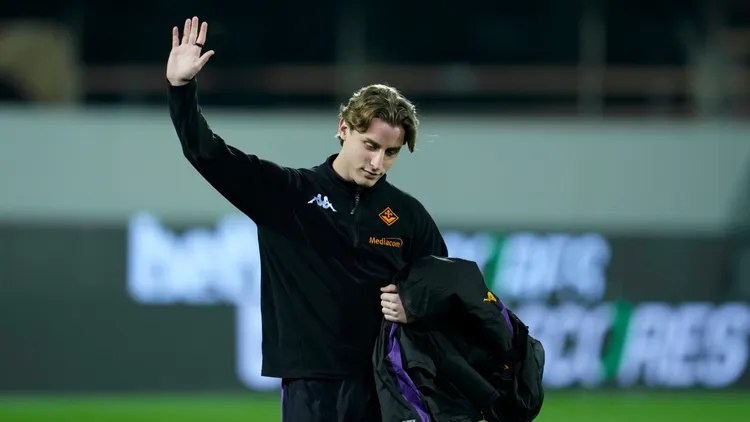 /images/e/d/o/edoardo-bove-acf-fiorentina-greets-the-supporters-serie-a-acf-fiorentina-v-fc-internazionale-artemio-franchi-stadium-february-6-2025-florence-italyjpg_1757700825300.jpg