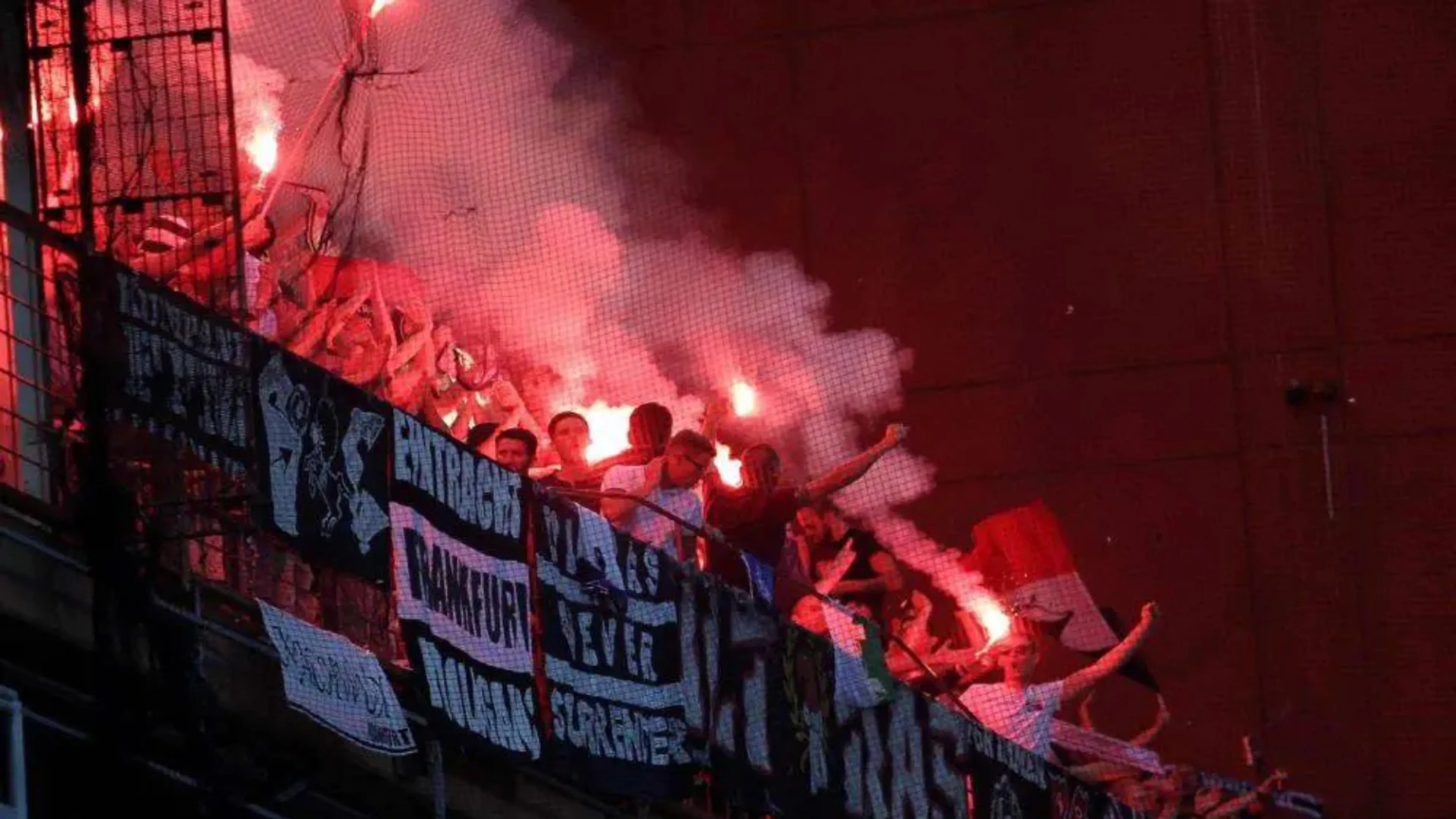 Copertina di Parla un ultras dell’Eintracht: “Ci saranno scontri 100%, siamo stati presi per il culo”