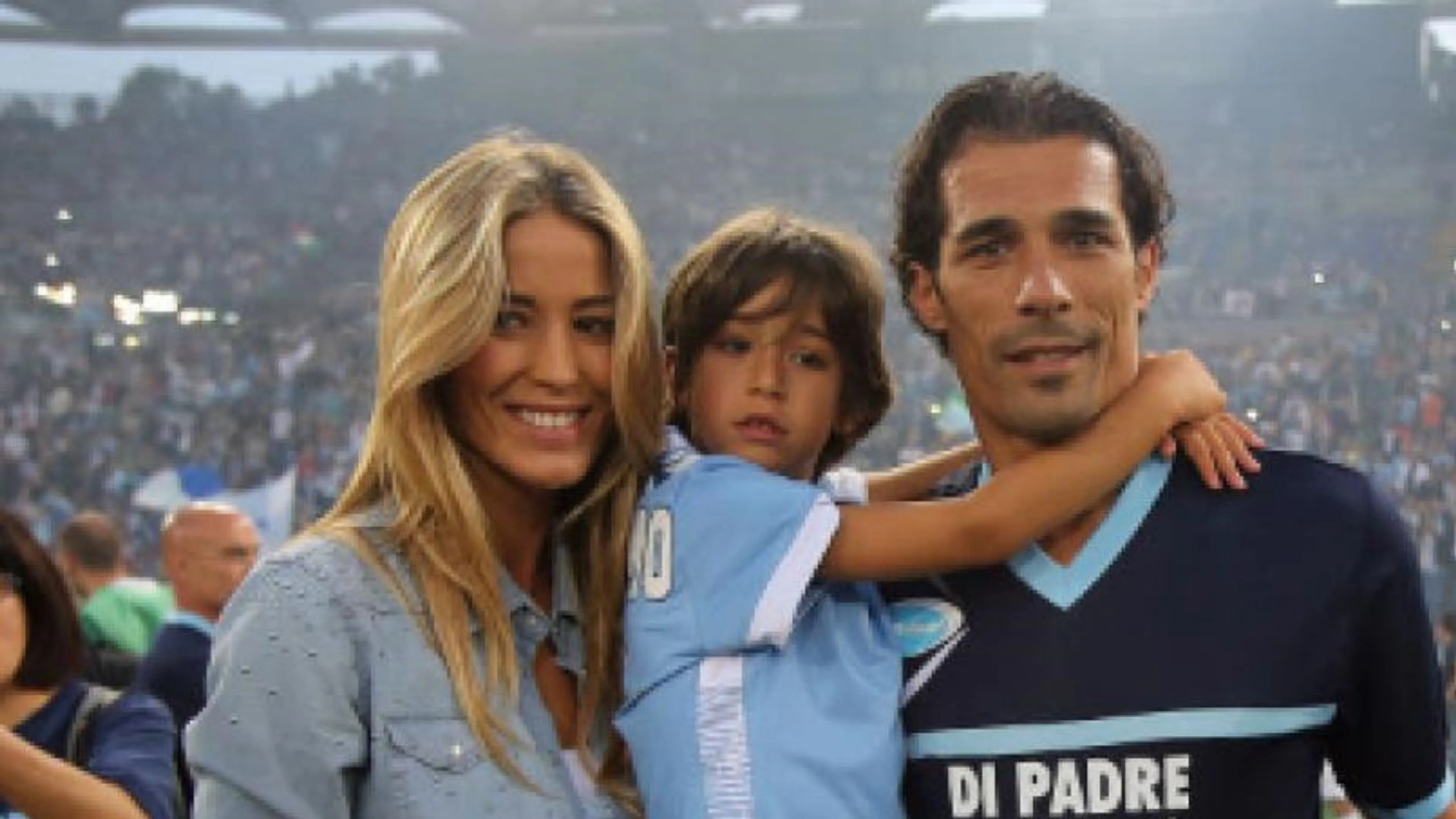 Copertina di Auguri a una mamma speciale: Elena Santarelli e il suo piccolo Giacomo