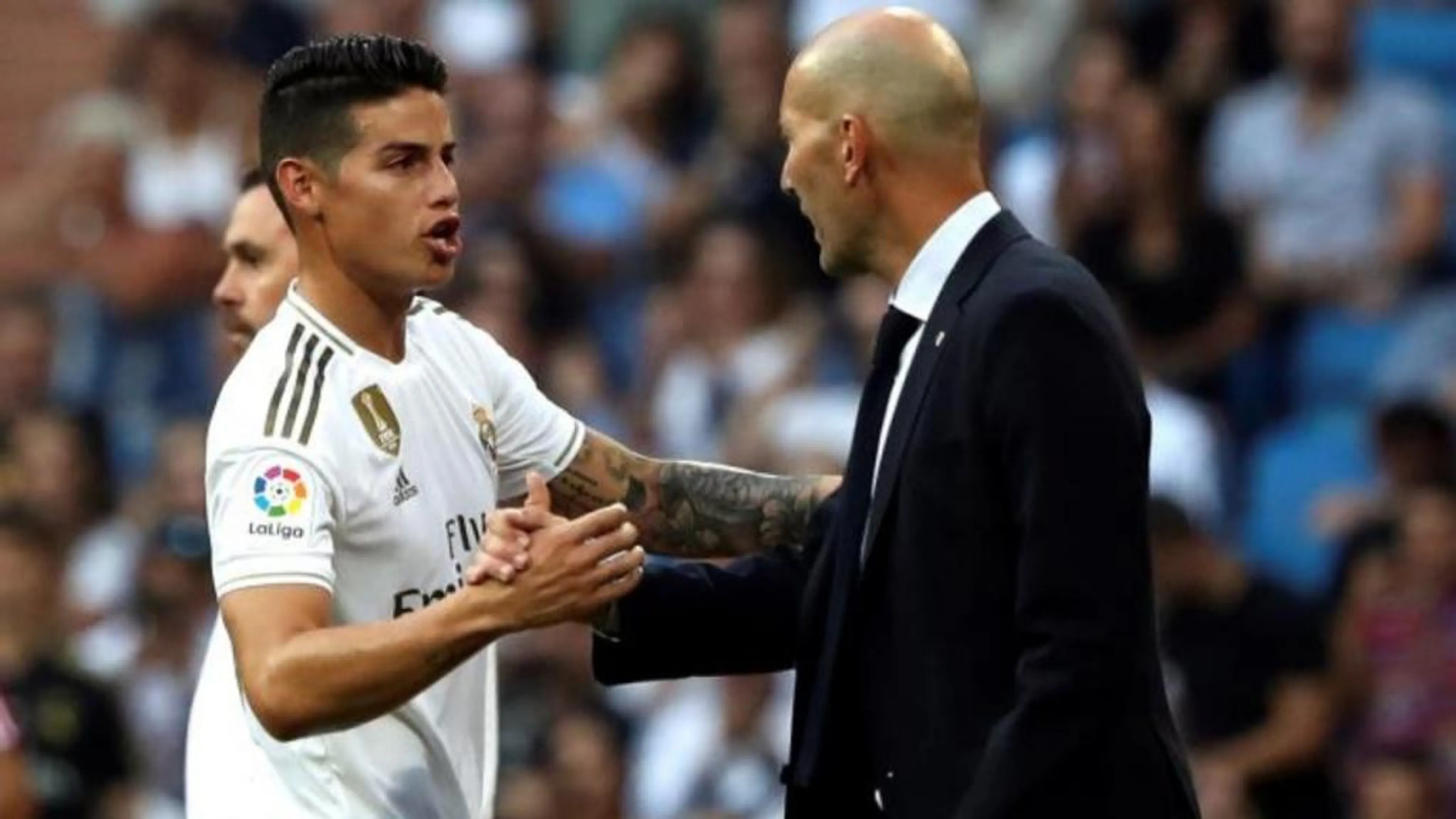 el-entrenador-del-real-madrid-zinedine-zidane-saluda-a-james-rodriguez-tras-la-sustitucion-del-jugador-colombiano-en-el-partido-de-liga-contra-el-valladolid-efe-archivo-kiko-huesca