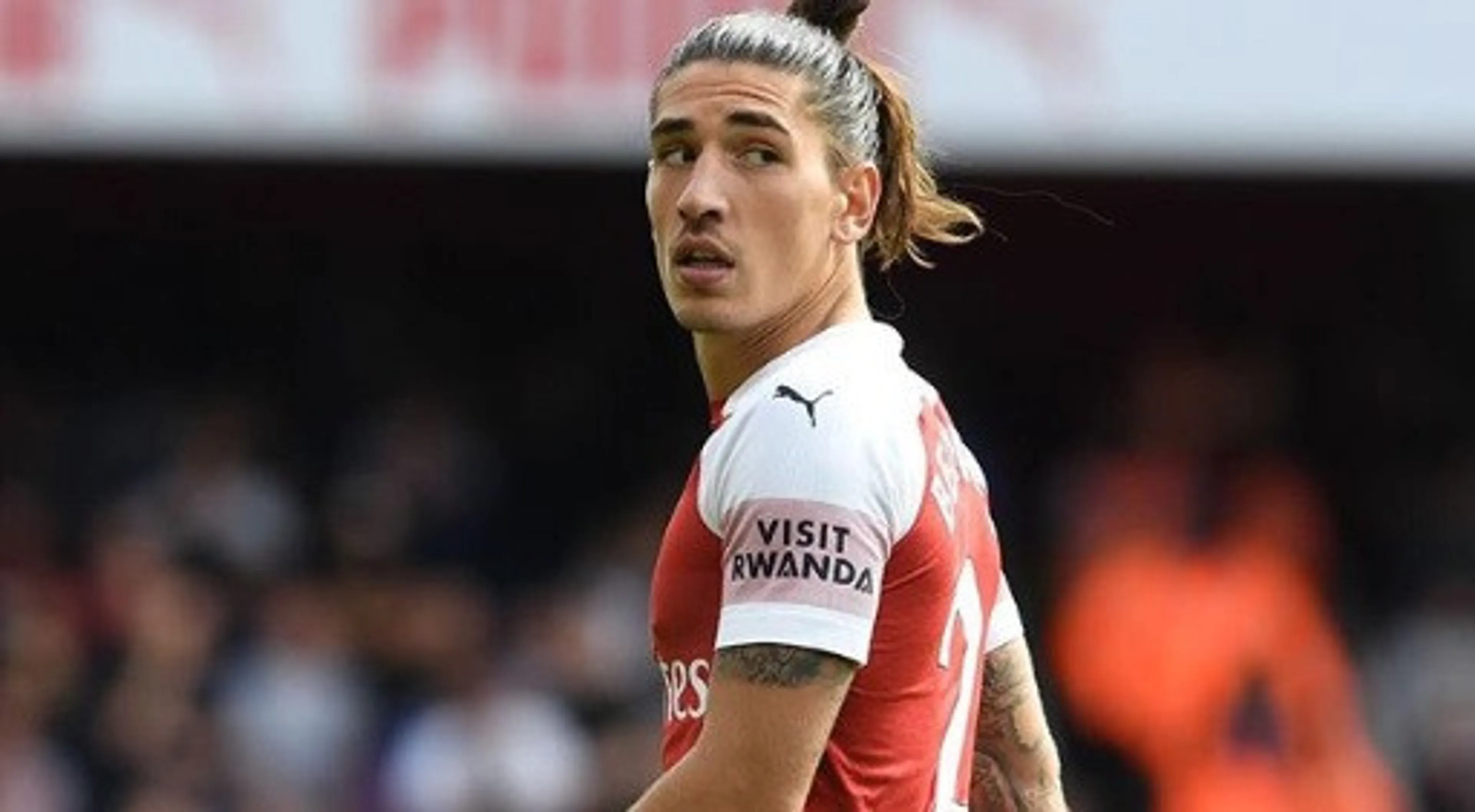 Copertina di Bellerin si sfoga: “I tifosi mi chiamano “lesbica” perché ho i capelli lunghi”