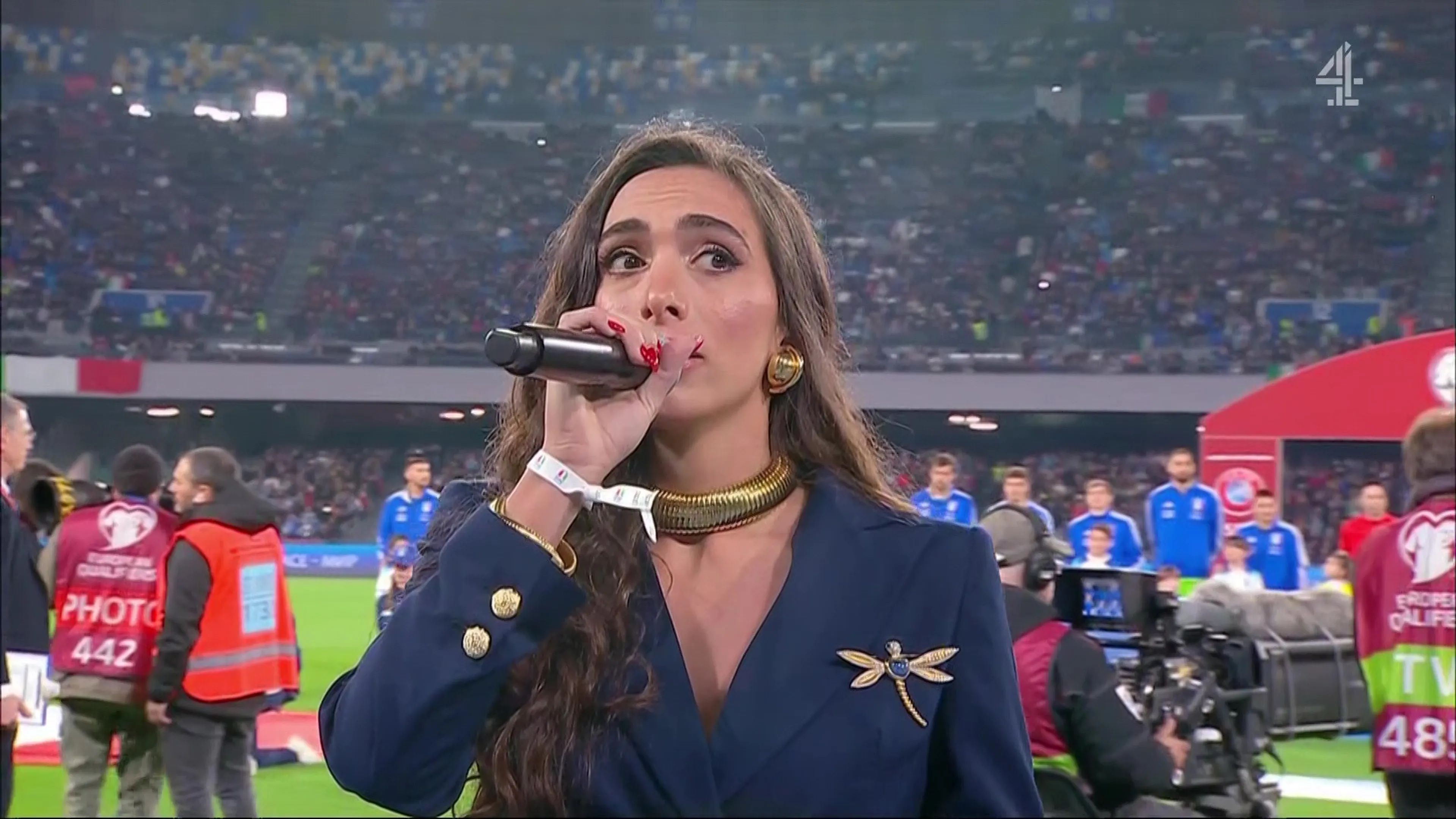 Copertina di Ellynora massacrata dagli inglesi dopo aver cantato l’inno al Maradona: “Chiedo scusa, ma non è colpa mia”