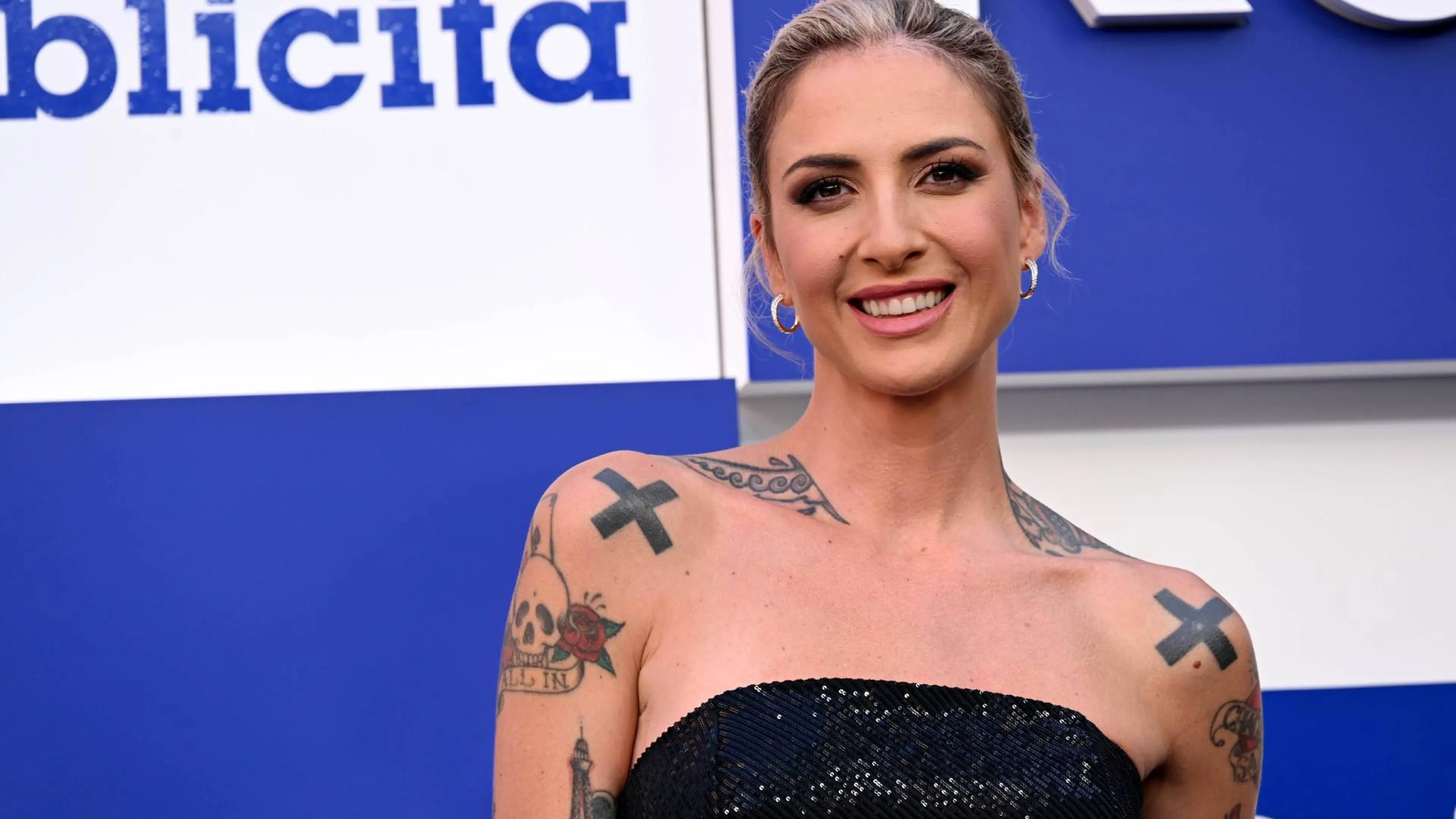 Ema Stokholma rivela la sua fede calcistica grazie... a un tatuaggio (VIDEO)