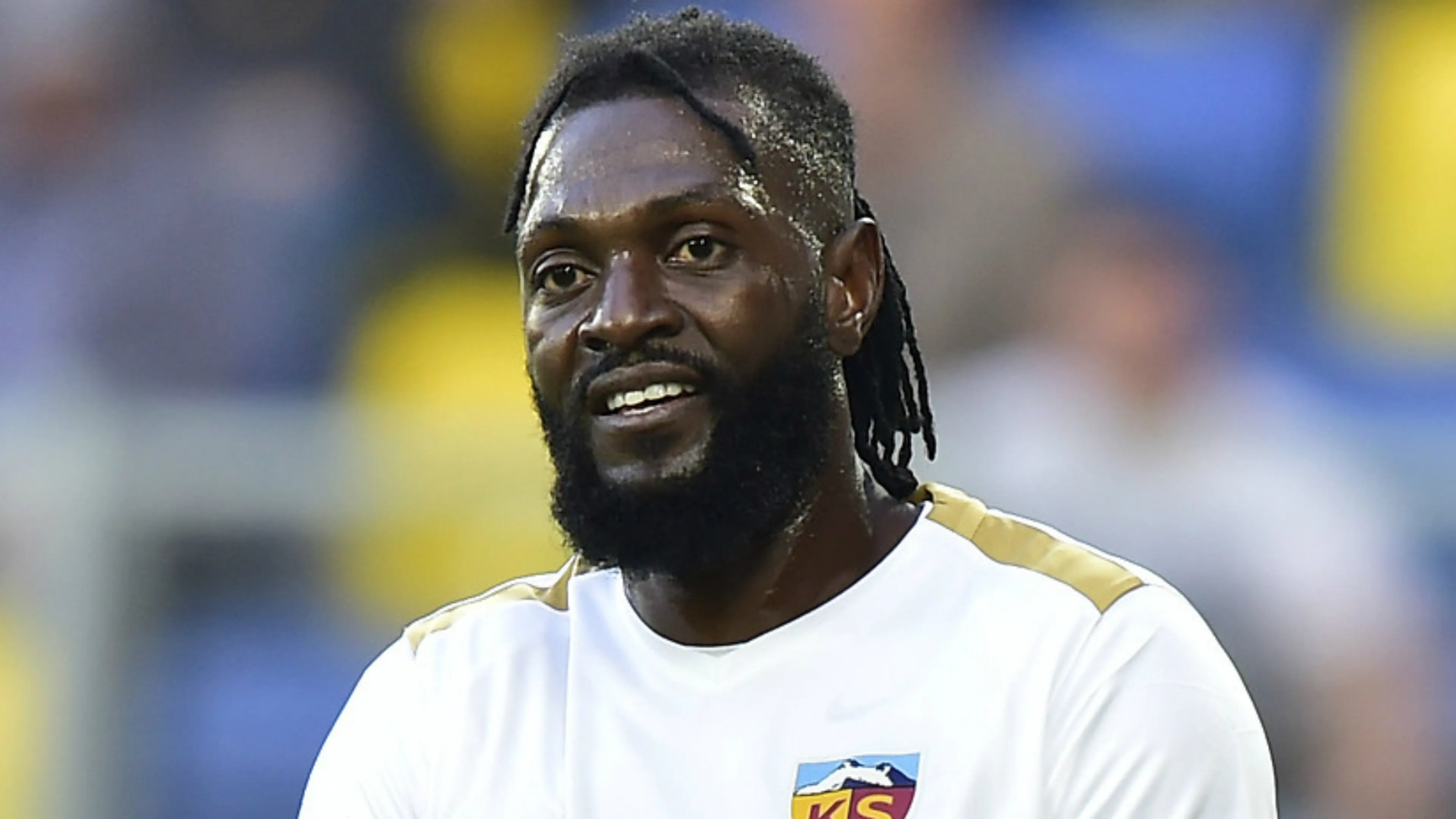 Copertina di Adebayor, zero donazioni: “I soldi sono miei e ci faccio quello che voglio”