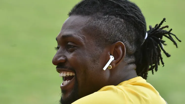 /images/e/m/m/emmanuel-adebayor-3.jpg