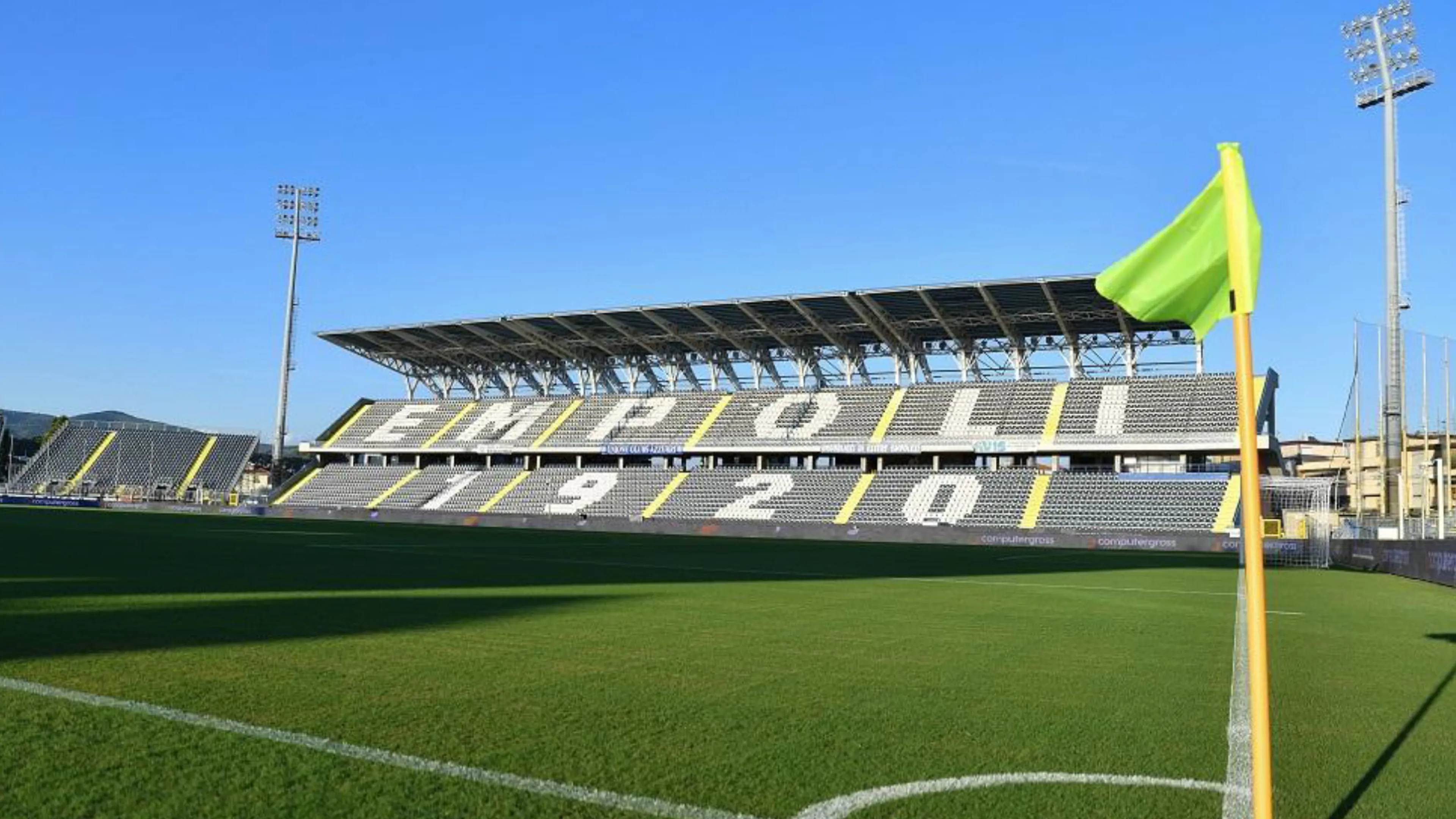 Copertina di Empoli-Lecce, principio d’incendio negli spogliatoi. La Lega posticipa l’inizio del match: il retroscena