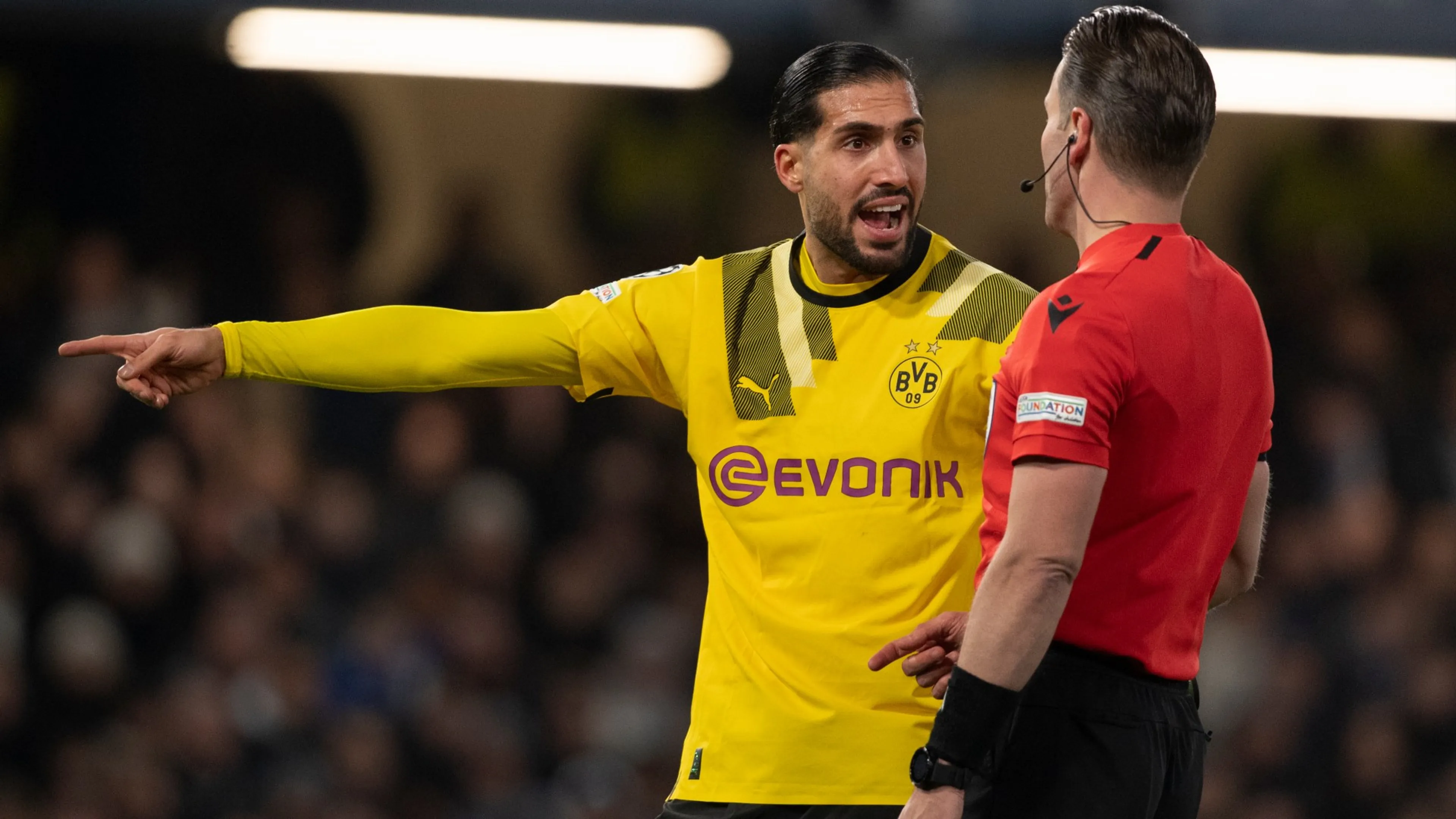Copertina di Chelsea-Dortmund, Emre Can furioso contro l’arbitro: “È uno scandalo”
