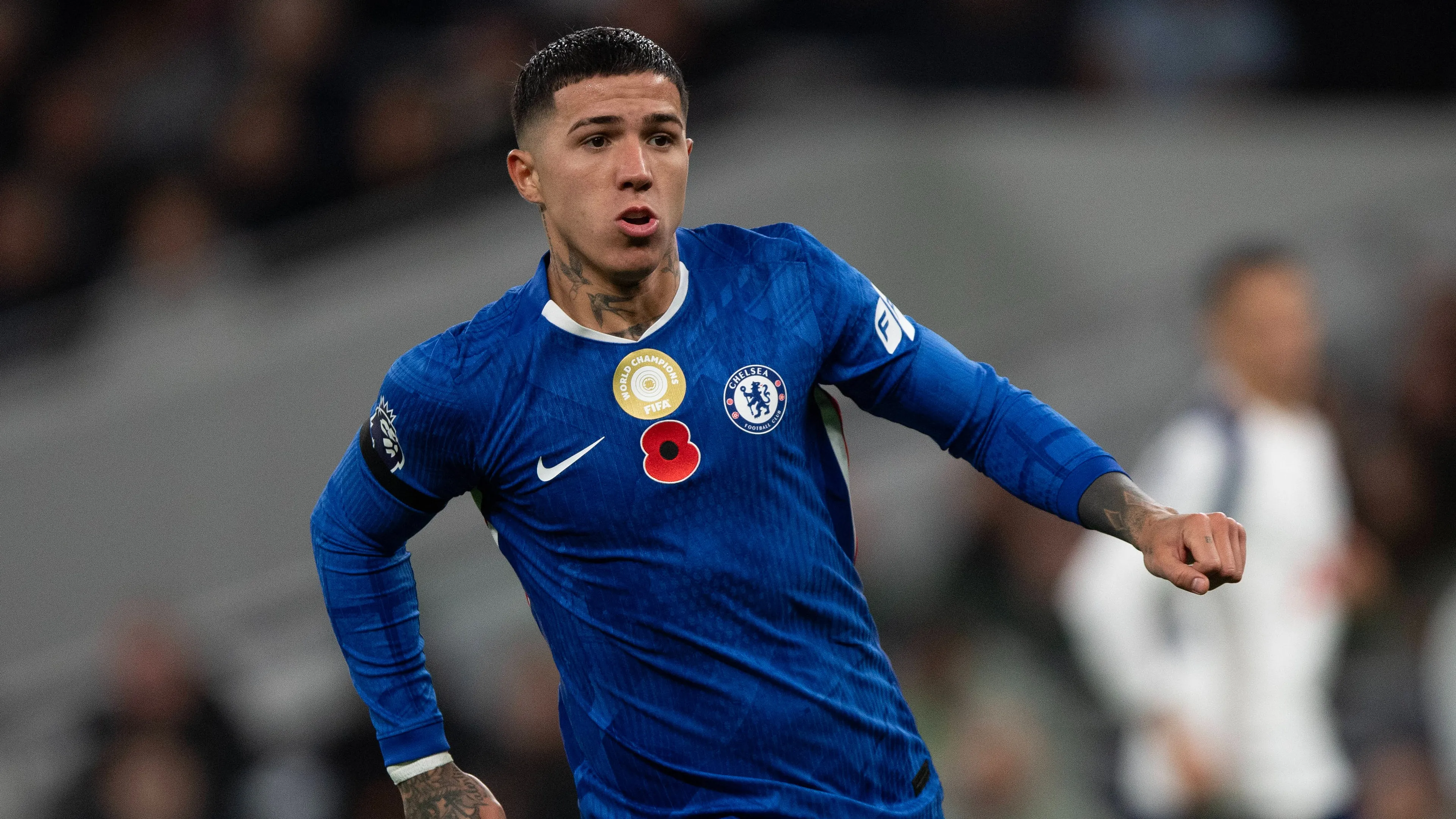 Dopo le brutte frasi alla compagna arriva il karma per Enzo Fernandez. Il suo amaro annuncio