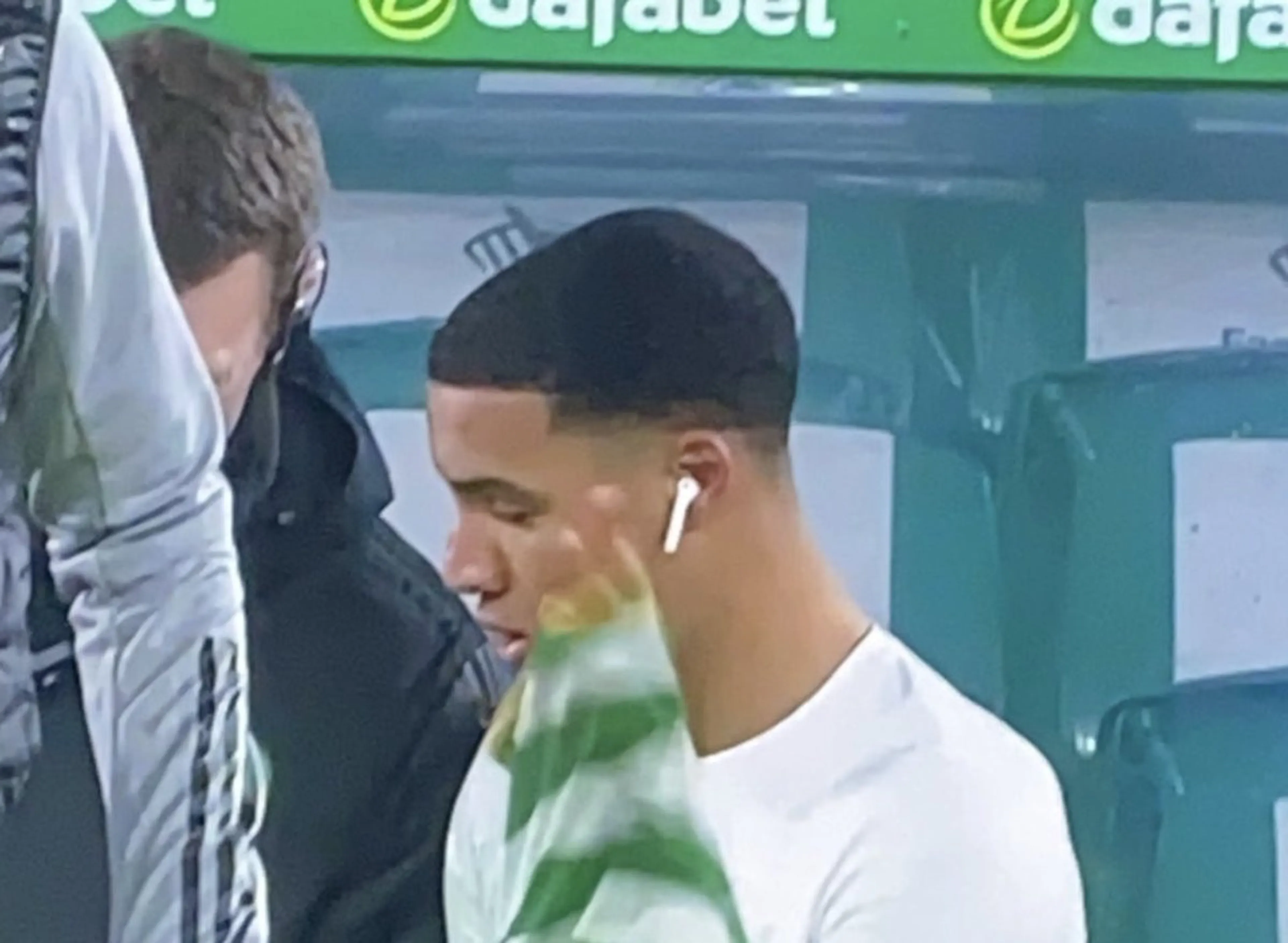 Copertina di Celtic, Okoflex con AirPods prima di entrare in campo: svelato il motivo