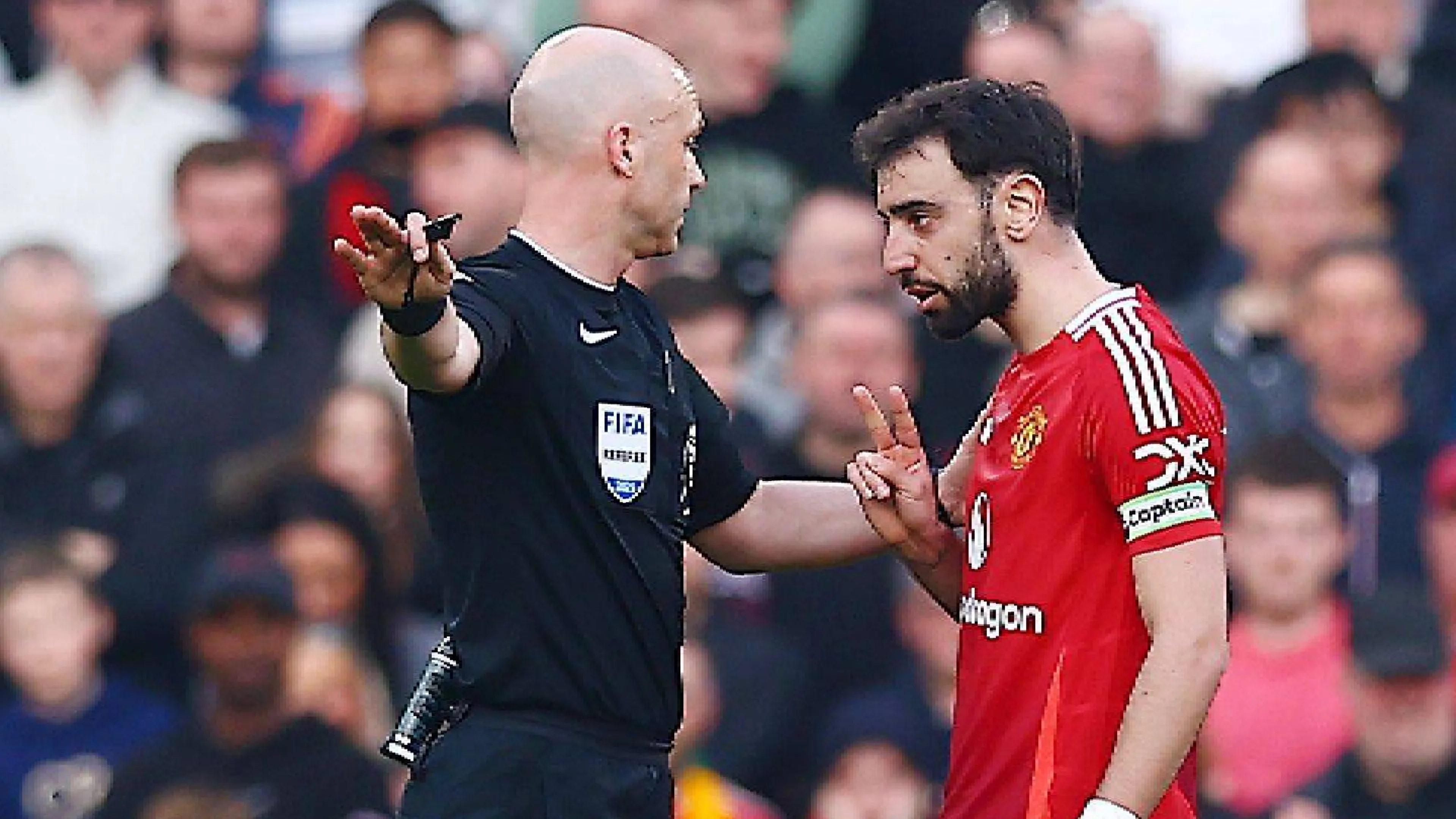 Errore grossolano dell'arbitro Taylor e il Manchester United segna: la svista è incredibile