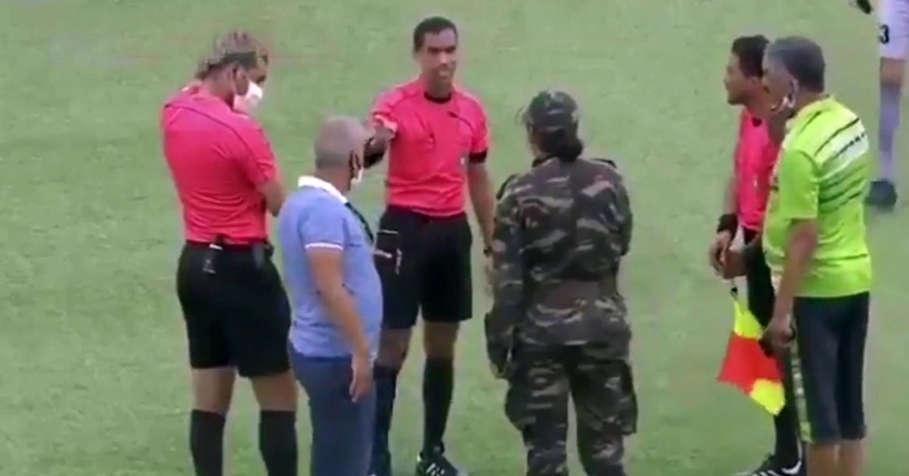 Copertina di Due positivi al Covid in campo: partita interrotta dall’esercito (VIDEO)