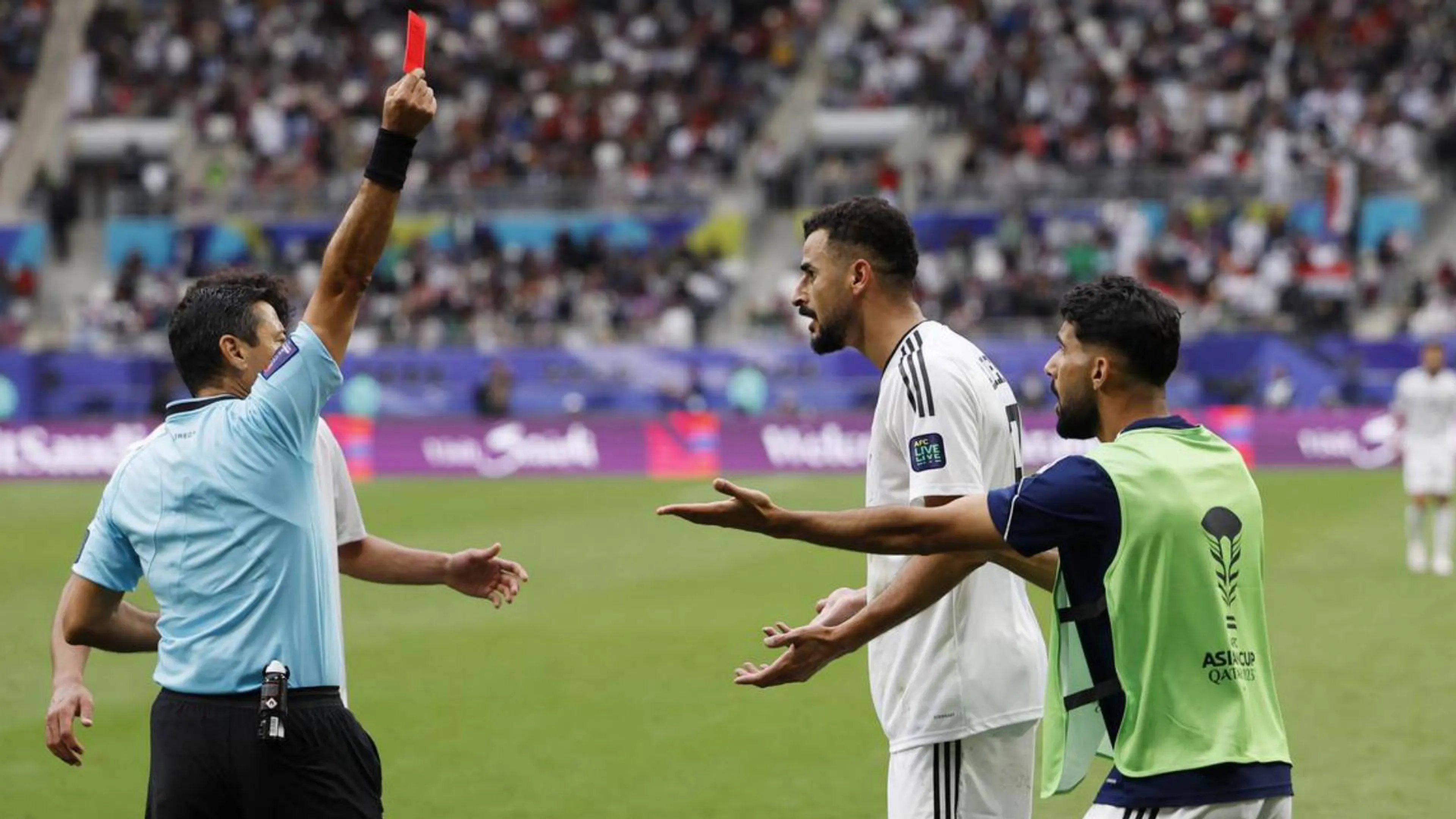 Copertina di Coppa d'Asia, espulsione clamorosa: episodio surreale mai visto nel calcio (VIDEO)