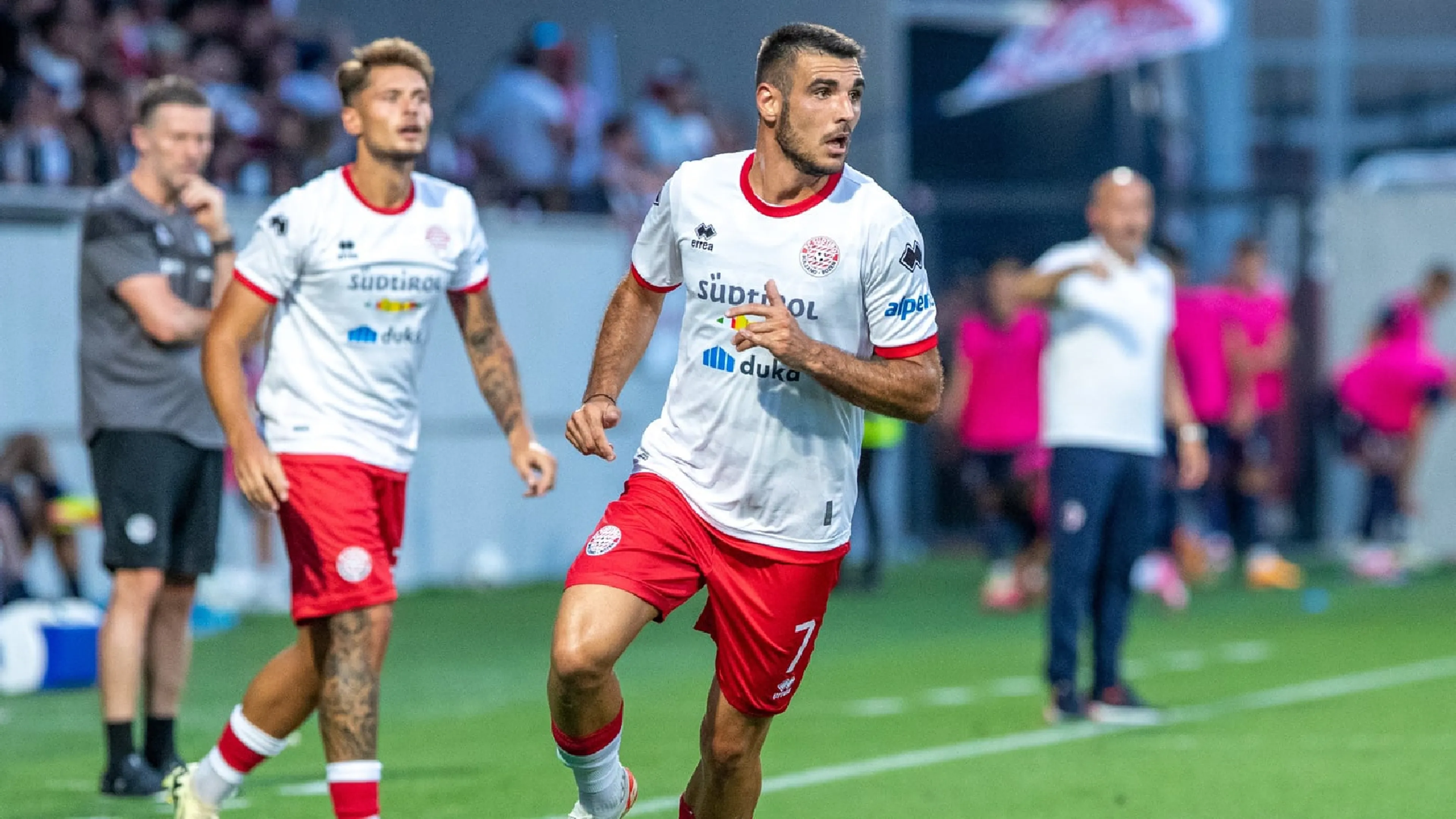 Copertina di Esplode l'ex enfant prodige dell'Inter nella Serie BKT. Due gol in zona Cesarini spingono il Sudtirol al primo posto
