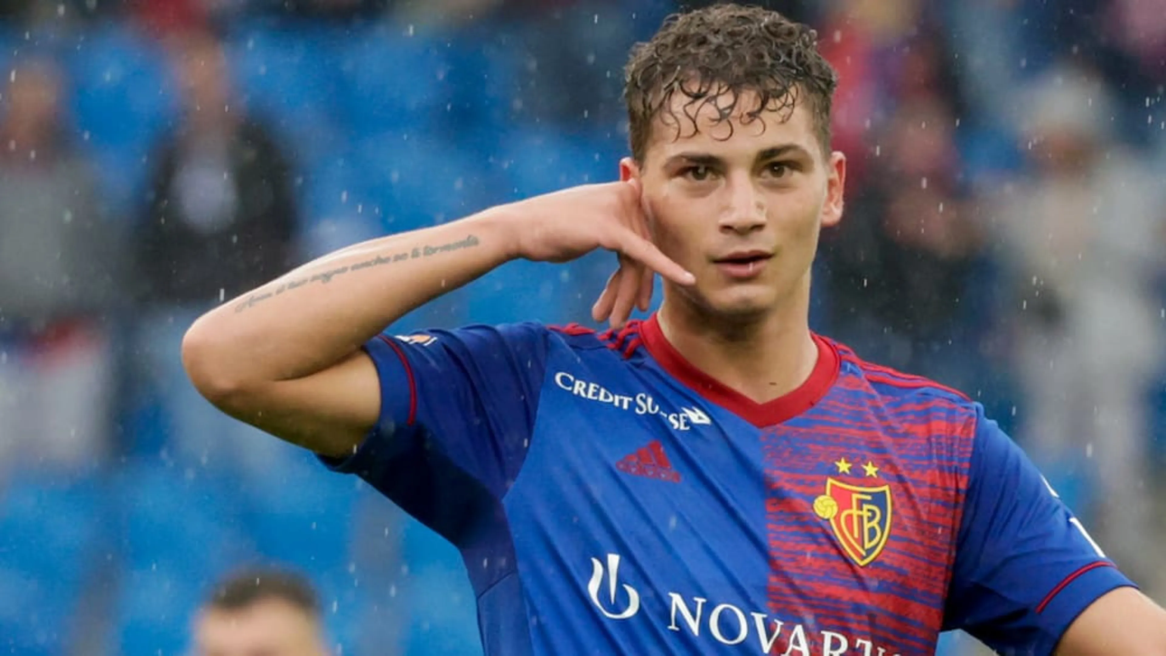 Copertina di Esposito si rifiuta di entrare in campo, Basilea: “È intollerabile”. Il giocatore smentisce: “Non è vero”