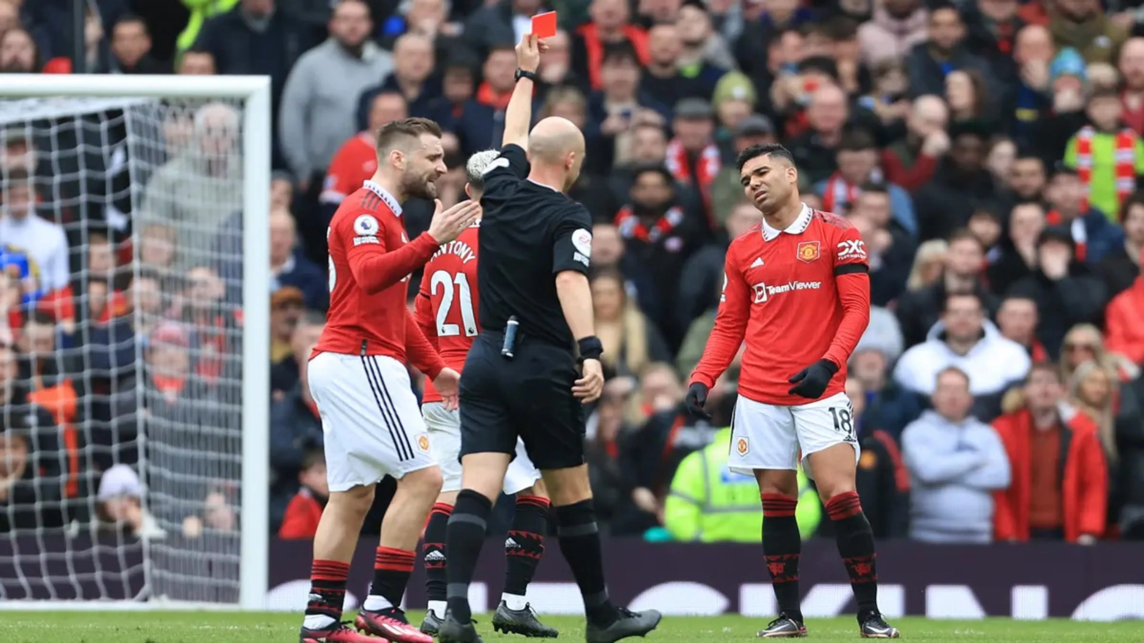 Copertina di Casemiro si fa buttare fuori per un’entrata killer e lo United frena (VIDEO)