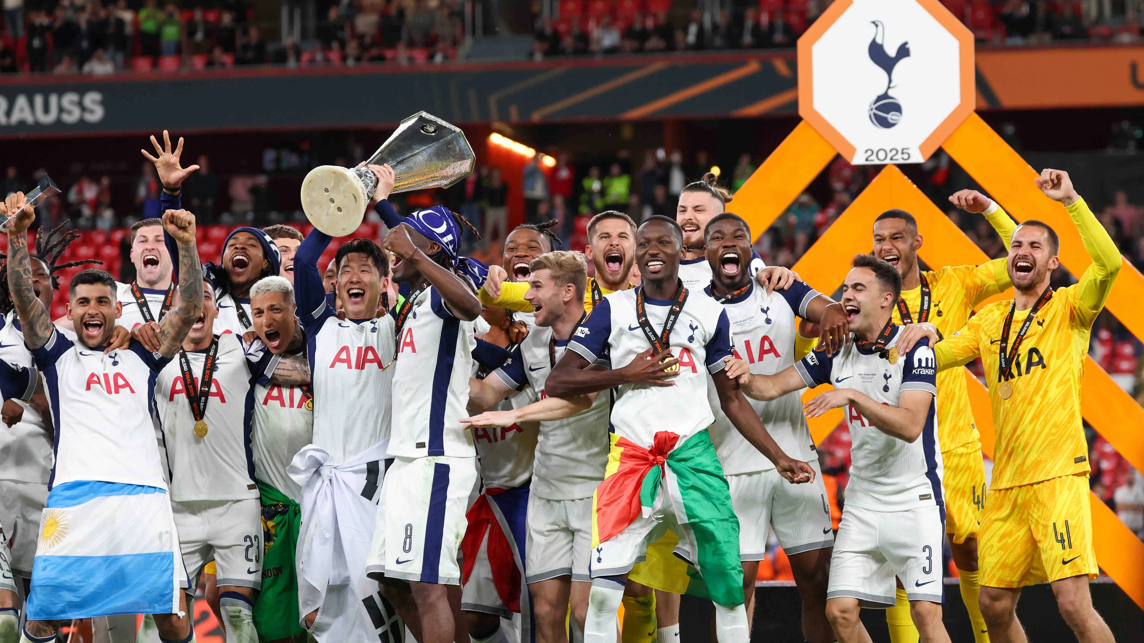 Che gaffe della Uefa: Ceferin finisce le medaglie d'oro e non premia Son, Bentancur e Romero