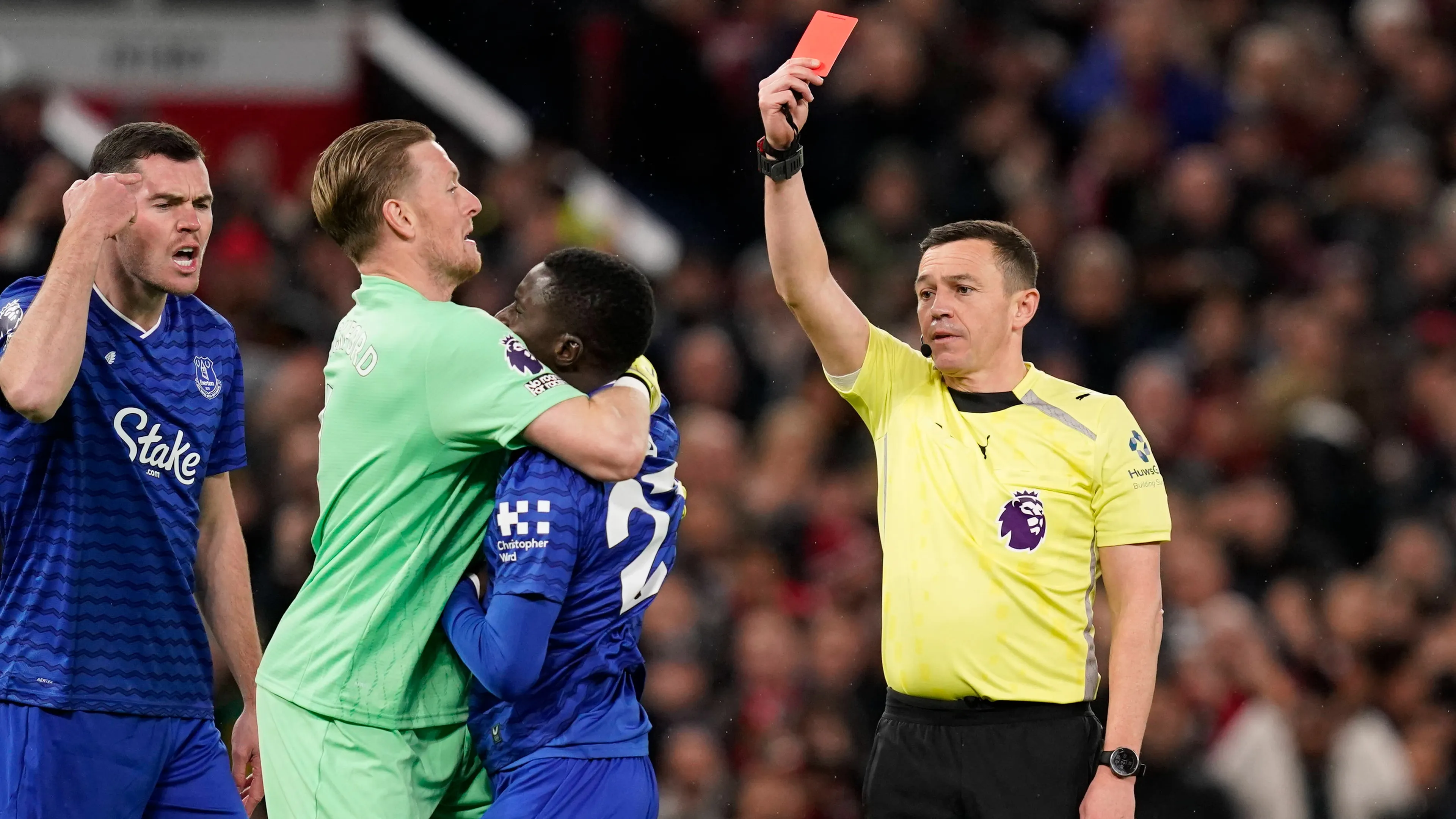 Follia in Manchester United-Everton: Gueye dà uno schiaffo al compagno e viene espulso al 13' (VIDEO)