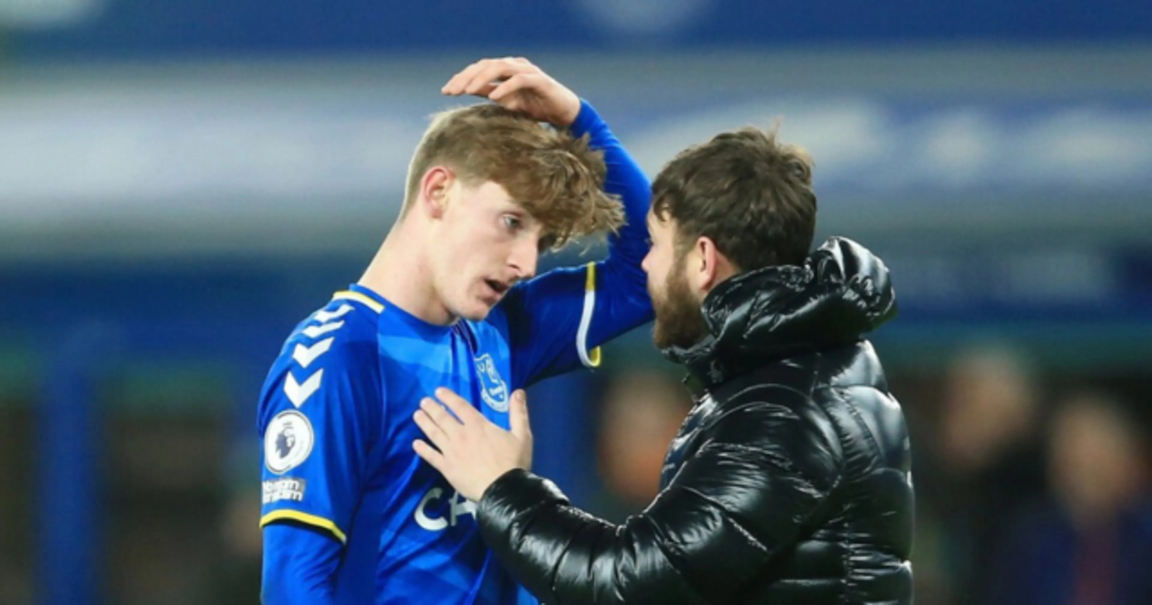 Copertina di Everton, invasore entra in campo e affronta i giocatori dopo la disfatta con il Liverpool