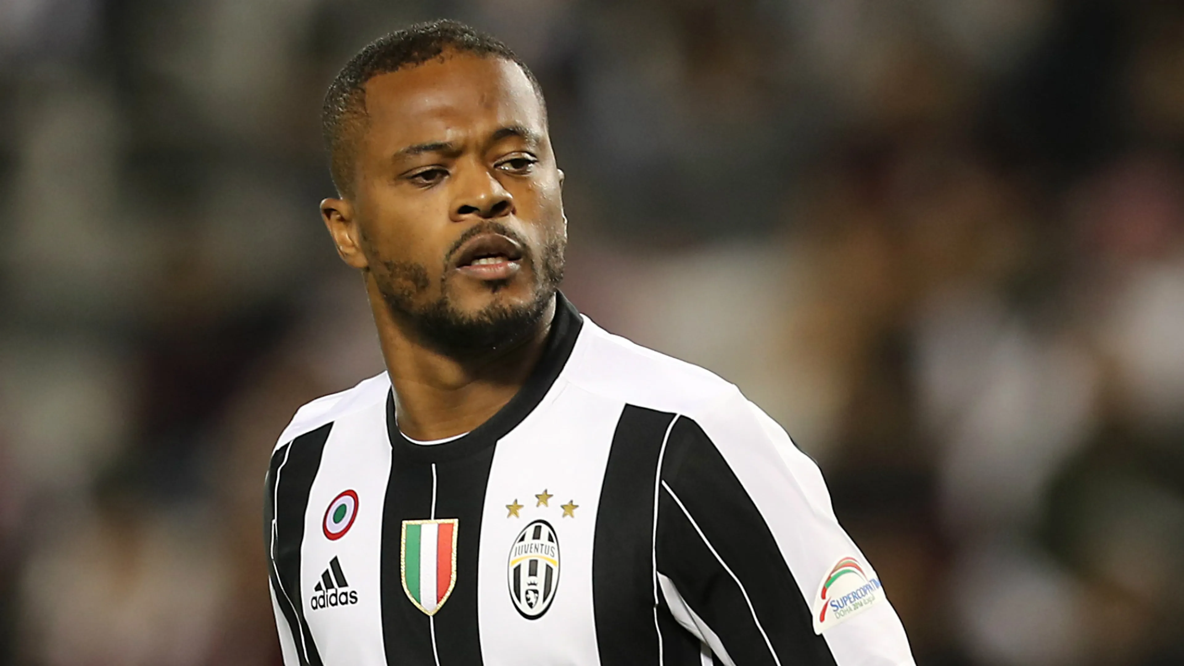 Copertina di Evra ai tifosi della Juve: “Ora gli altri godono, ma la Vecchia Signora non muore mai”