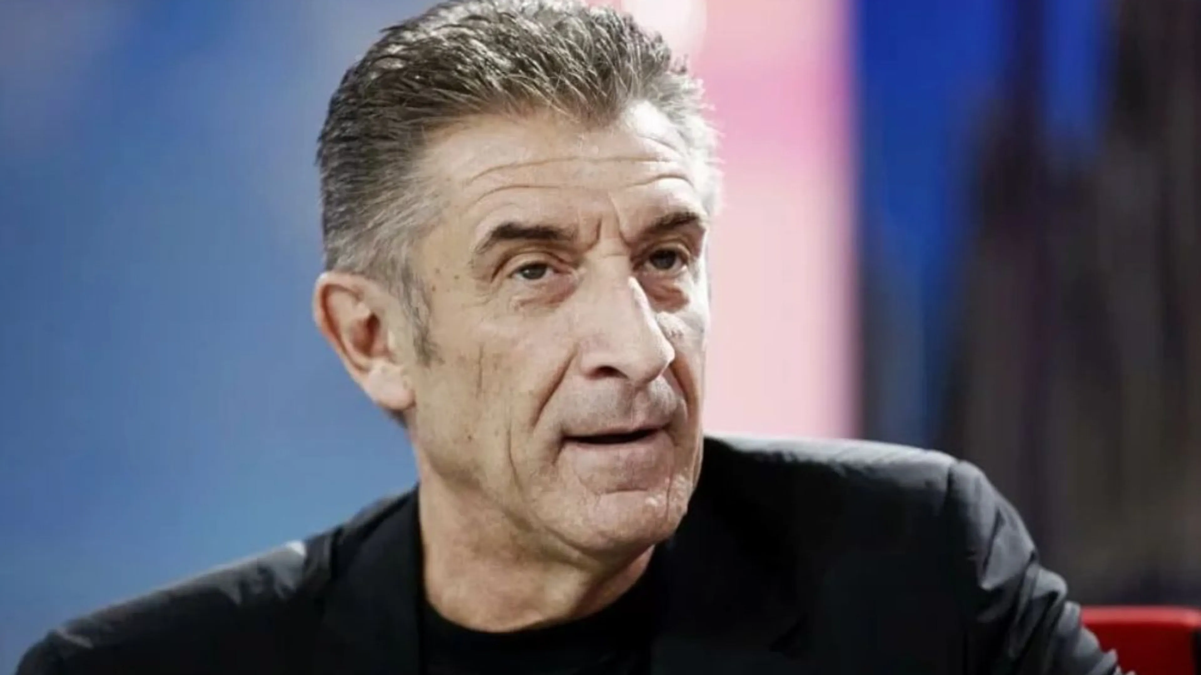 Copertina di Ezio Greggio difende la Juve: “Troppa fretta nella sentenza. Club e tifosi non meritano questo, è un danno per il calcio italiano”