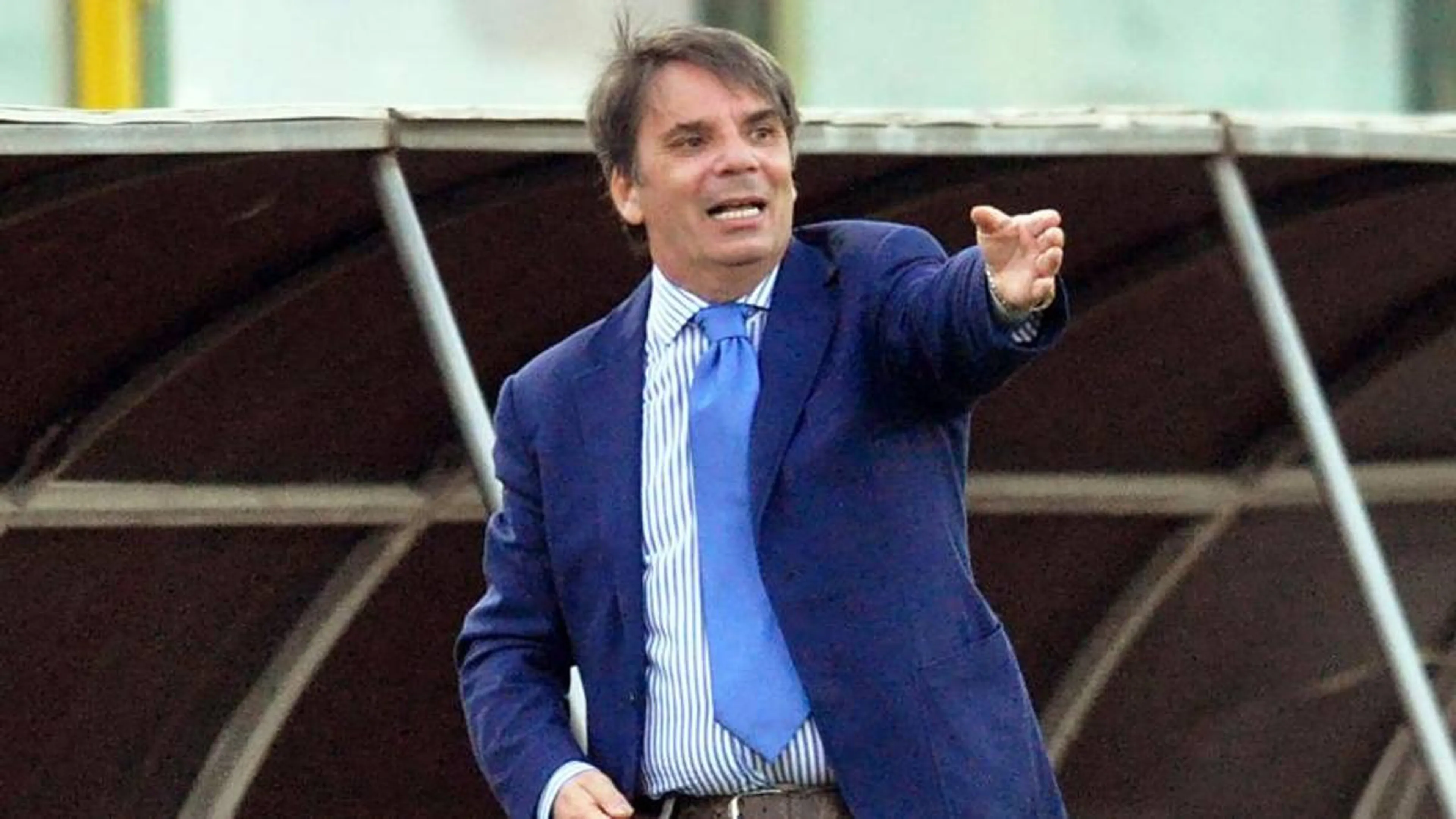 Copertina di Lo show di un furioso Eziolino Capuano: mostra una foto all’arbitro poi lancia il telefono (VIDEO)