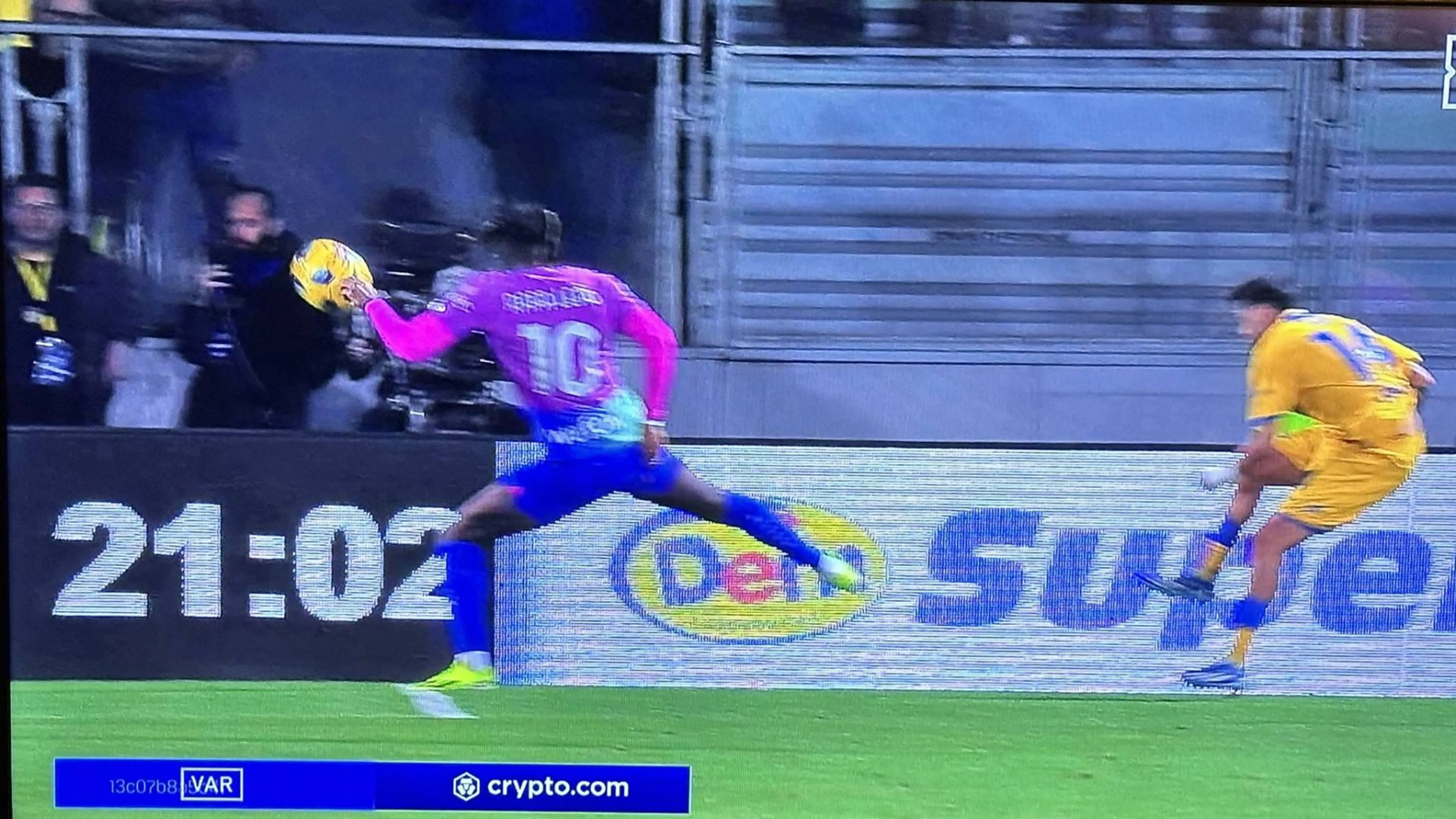 Copertina di Frosinone-Milan: la controversa regola sul fallo di mano di Leao