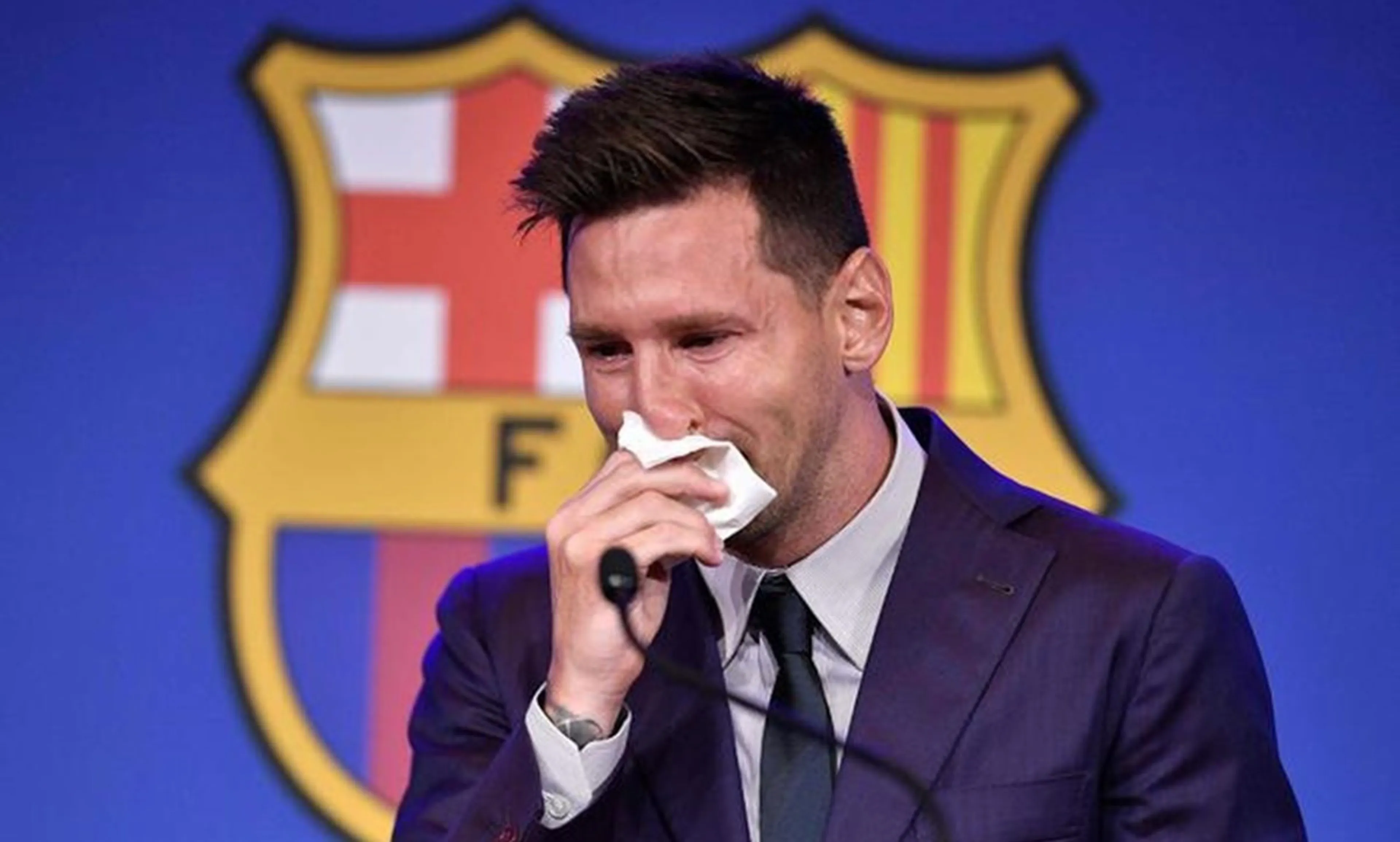 Copertina di Cose da pazzi…all’asta fazzoletti usati da Messi: “Adatti a futura clonazione”