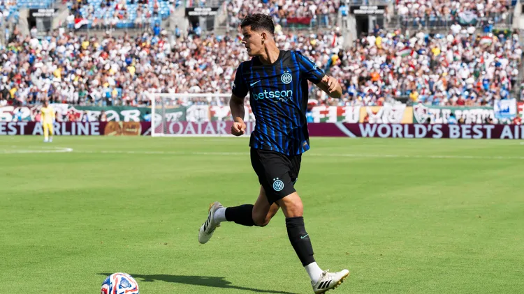 /images/f/c/-/fc-internazionale-v-fluminense-fc-fifa-club-world-cup-valentin-carboni-of-fc-internazionale-in-action-during-the-fifa-club-world-cup-round-of-16-football-match-between-fc-internazionale-and-fluminense-fc-charlotte-united-states-copyright-xnicoloxcampoxjpg_1752004591569.jpg