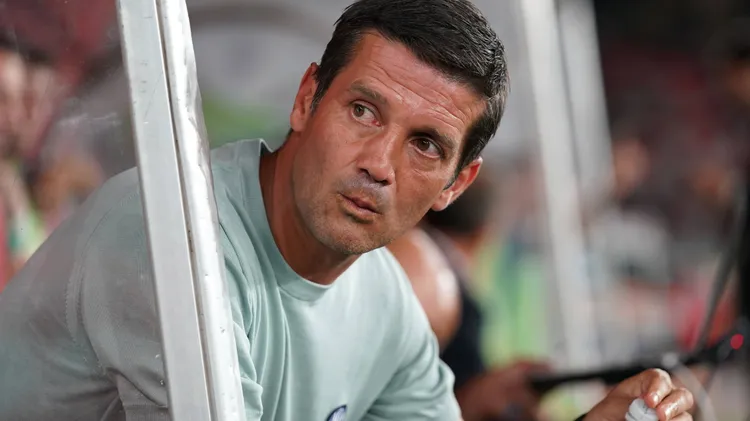 /images/f/c/-/fc-internazionale-v-olympiacos-fc-pre-season-friendly-cristian-chivu-head-coach-of-fc-internazionale-watches-the-friendly-match-between-fc-internazionale-and-olympiacos-fc-at-the-stadio-san-nicola-in-bari-italy-on-august-16-2025-bari-italy-copyright-xgabrielexmaricchiolox-originalfilenamemaricchiolo-intervol250816npicljpgjpg_1756145482599.jpg